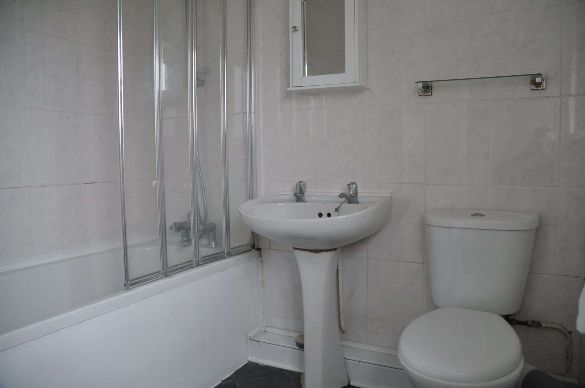 4 bedroom detached house Let in Holyhead - Bathroom.
