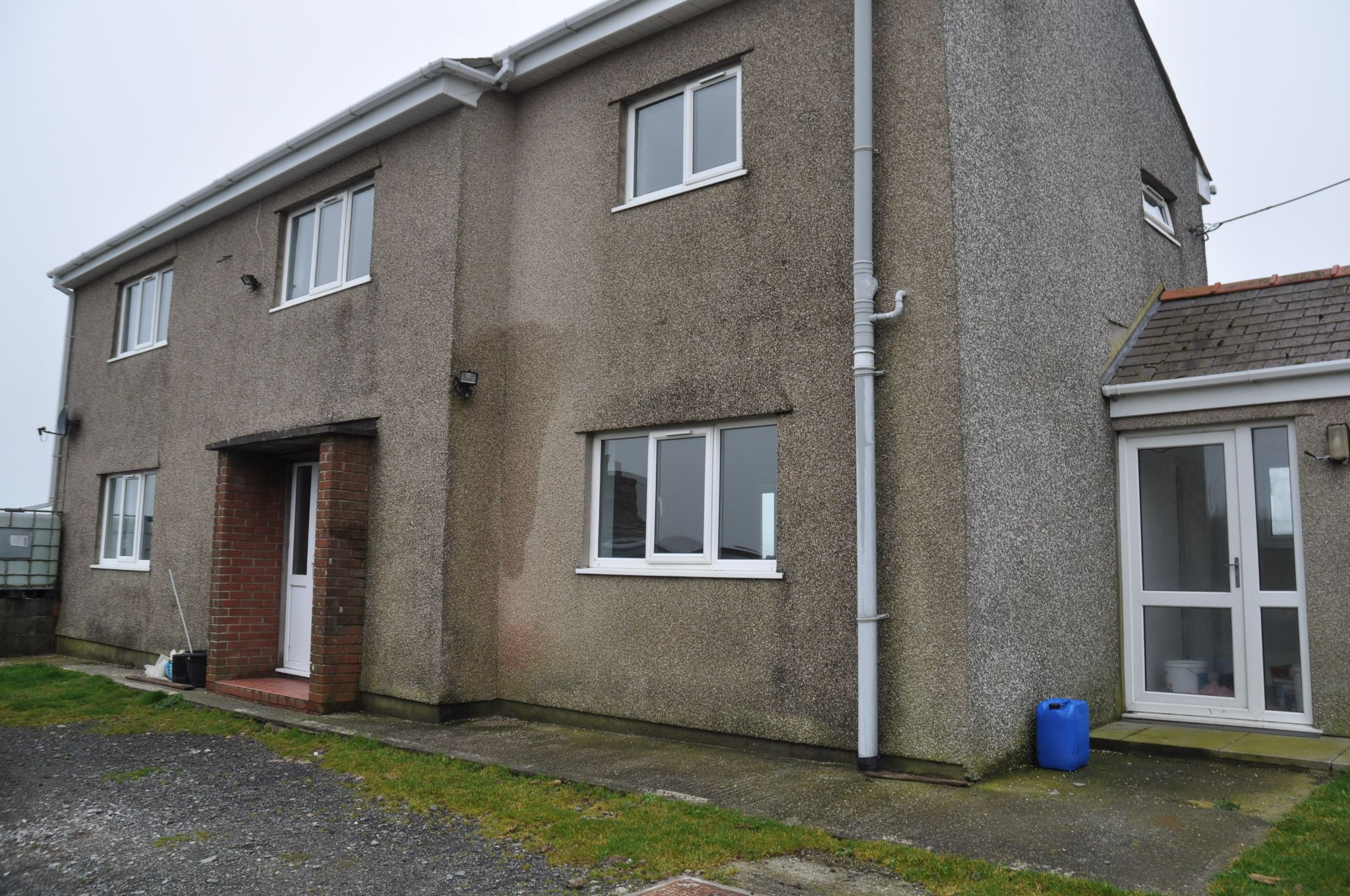4 bedroom detached house Let in Holyhead - Front Of Property.