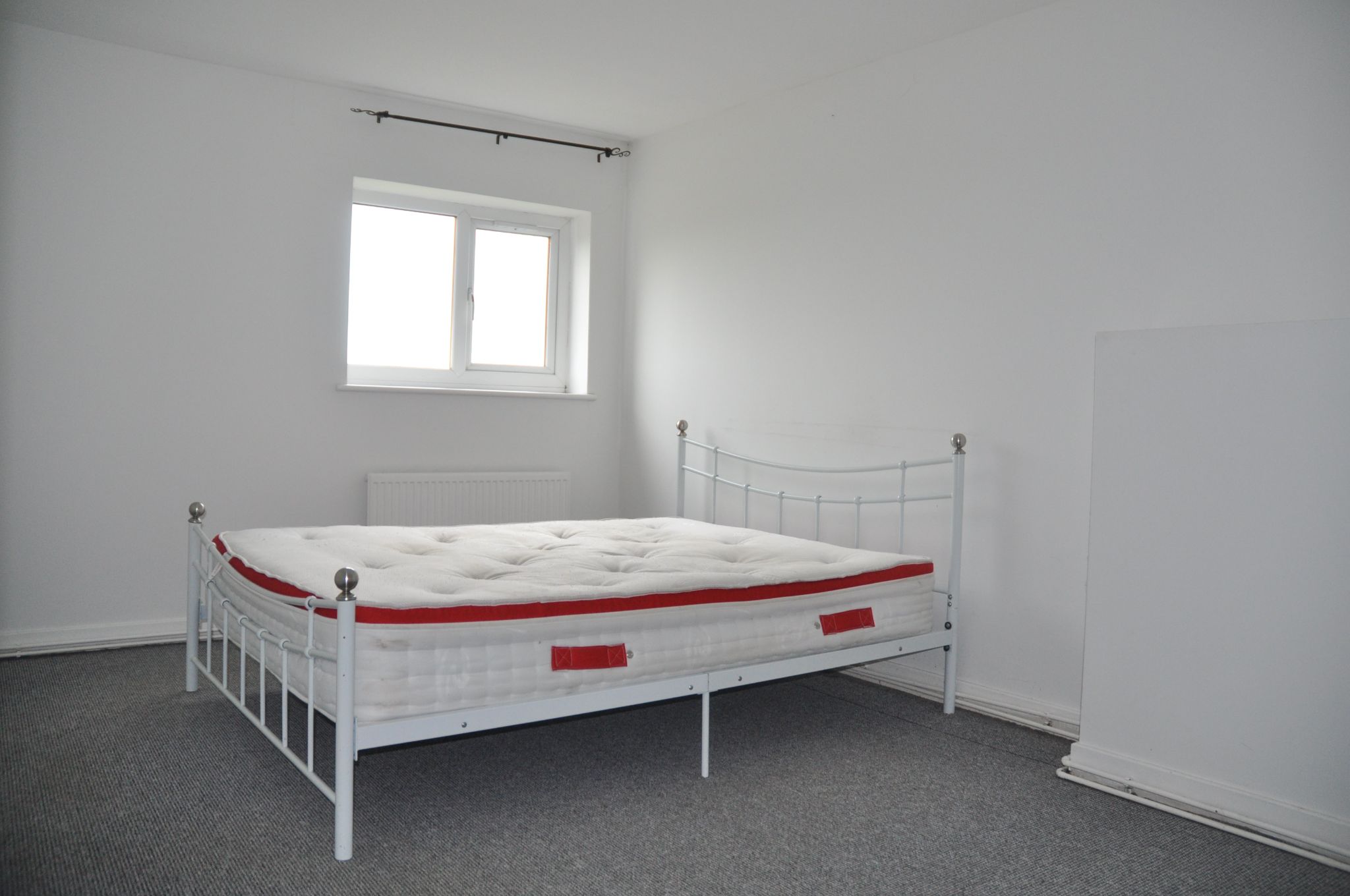 4 bedroom detached house Let in Holyhead - Bedroom 1.