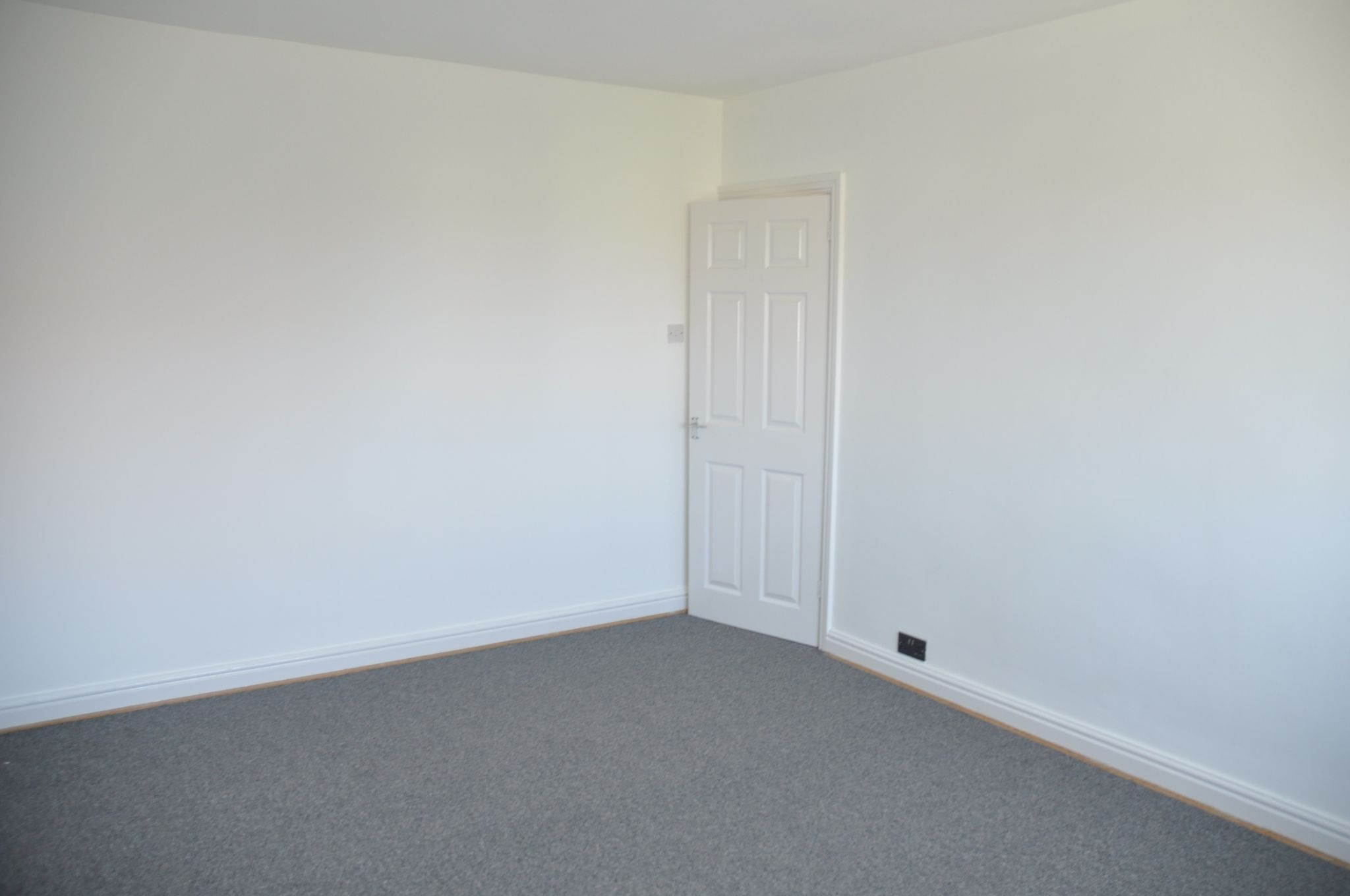 2 bedroom semi-detached house To Let in Holyhead - Photograph 5.