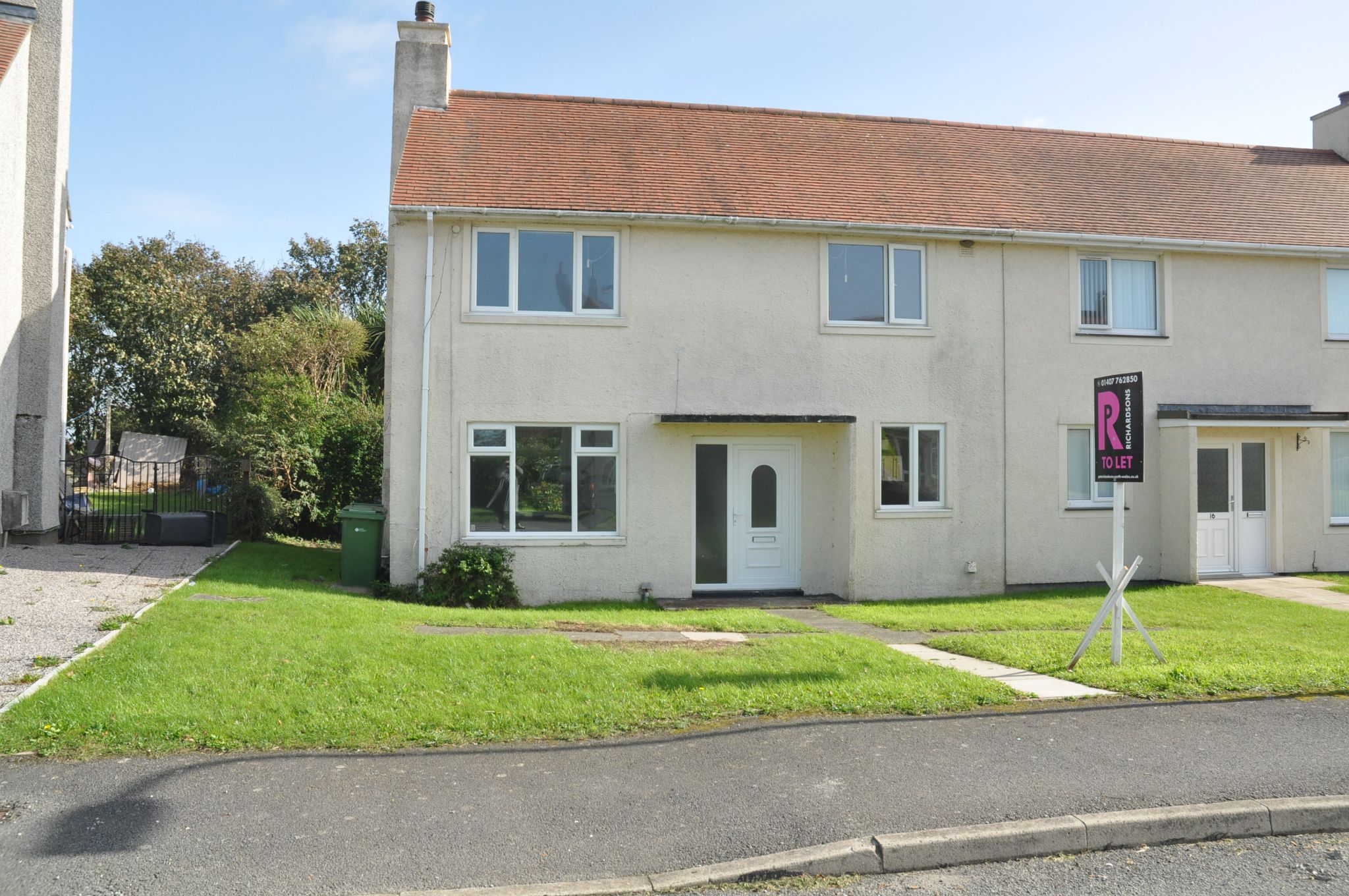 2 bedroom semi-detached house To Let in Holyhead - Photograph 1.