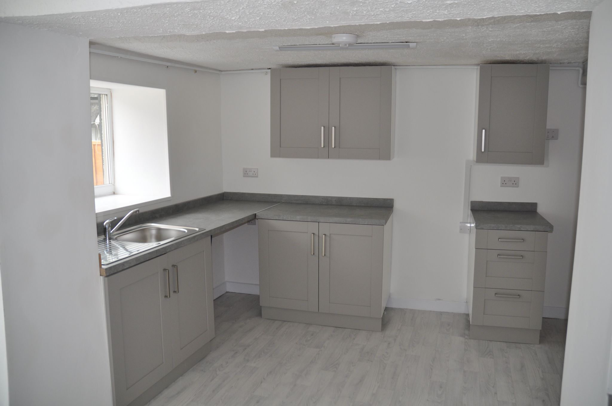 2 bedroom mid terraced house To Let in Holyhead - Photograph 4.