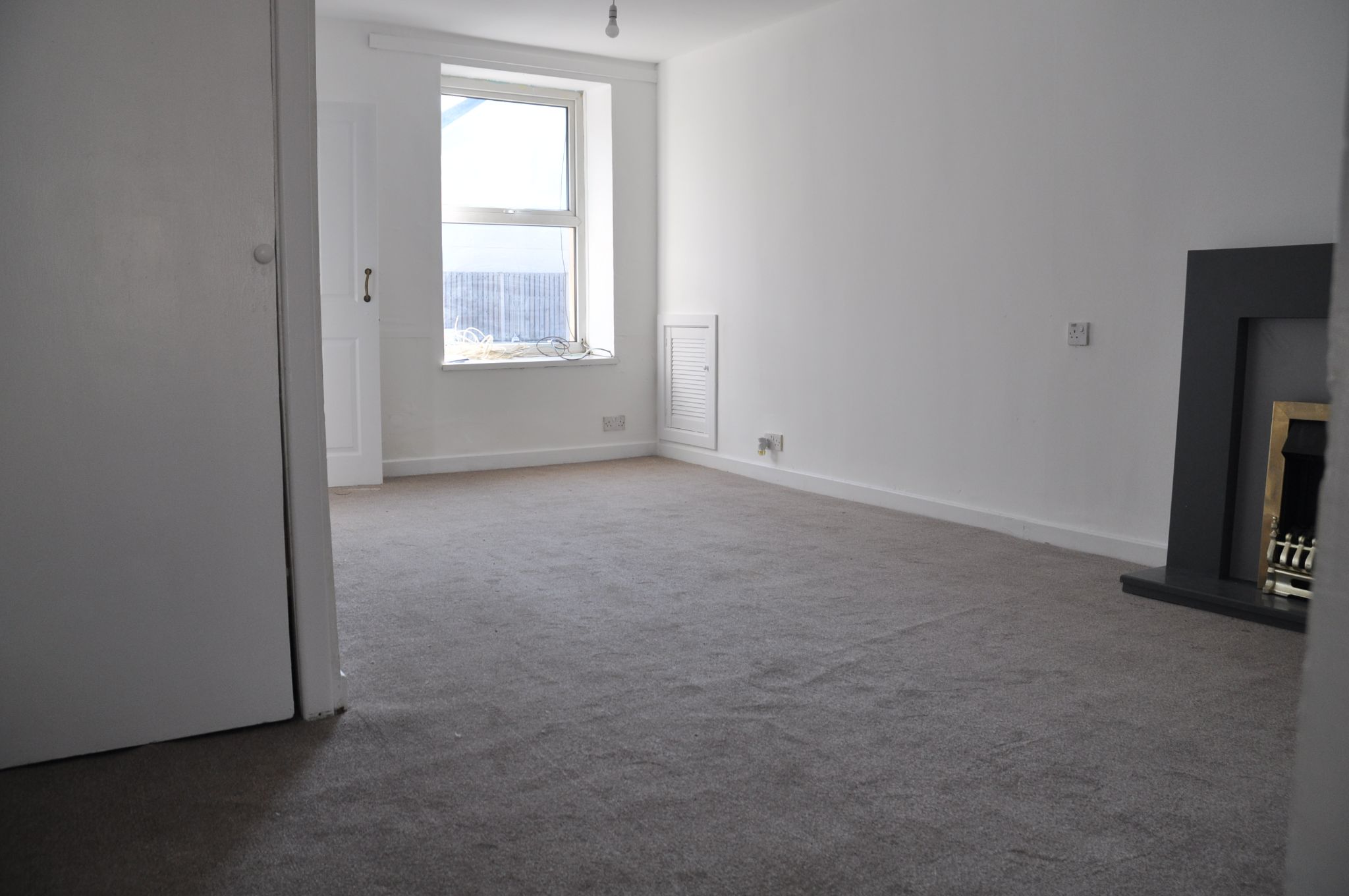 2 bedroom mid terraced house To Let in Holyhead - Photograph 4.