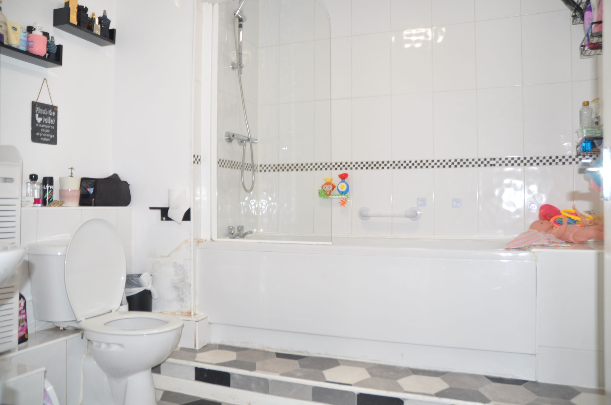 3 bedroom flat flat/apartment For Sale in Holyhead - Photograph 8.