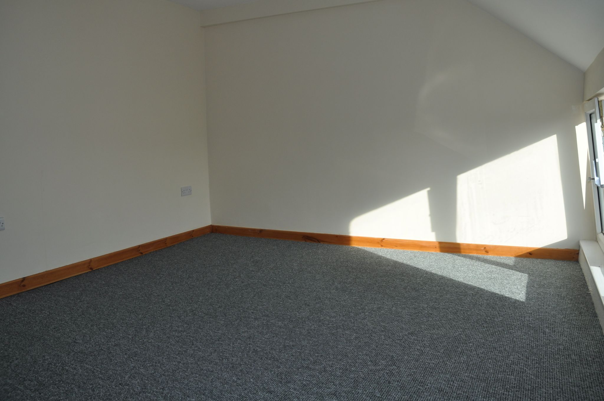 3 bedroom detached house To Let in Amlwch - Photograph 7.
