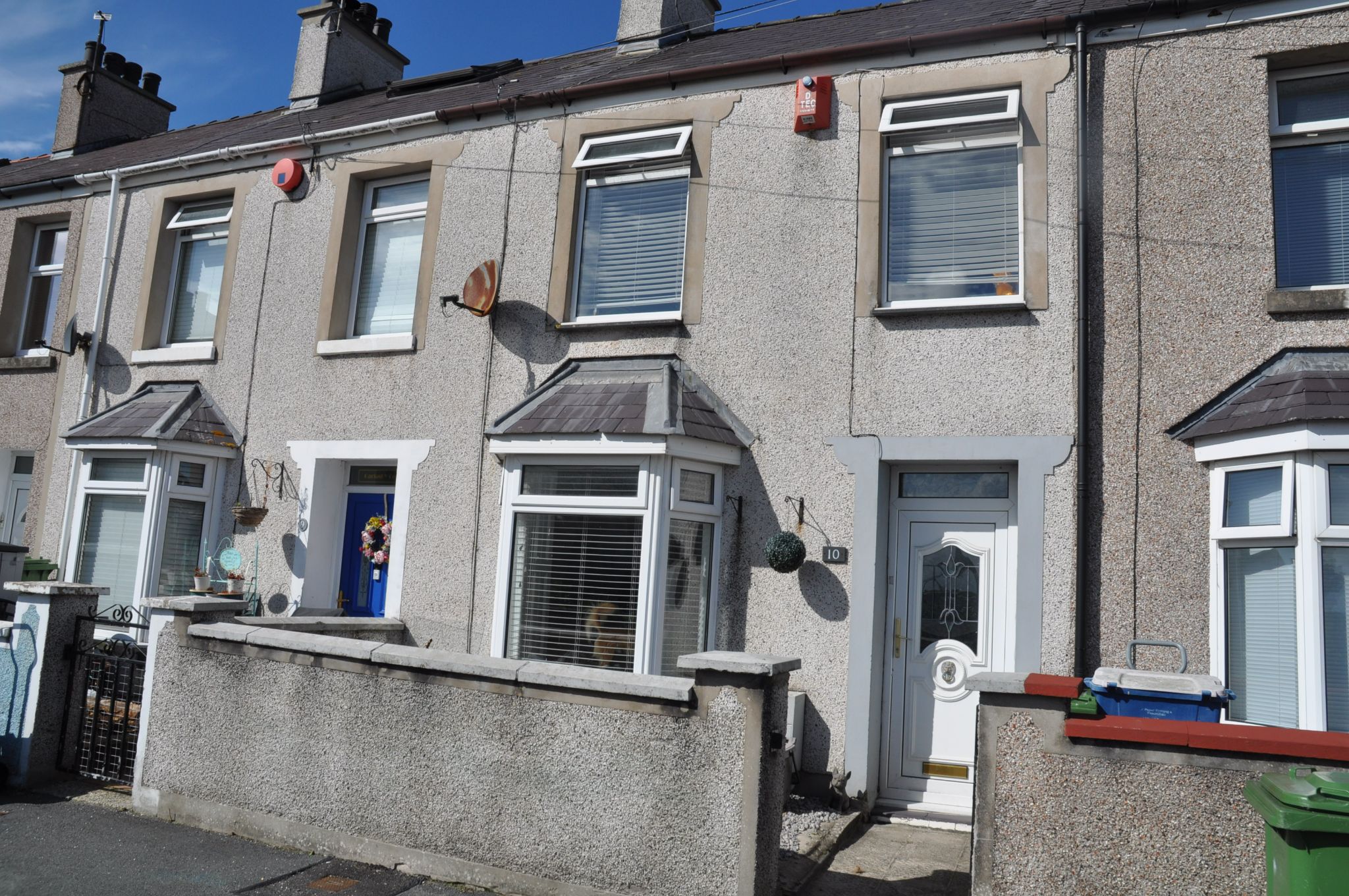2 bedroom mid terraced house To Let in Holyhead - Property photograph.
