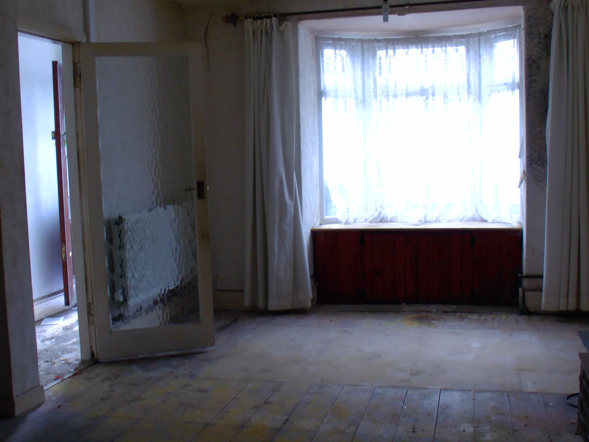 3 bedroom mid terraced house For Sale in Holyhead - Photograph 2.