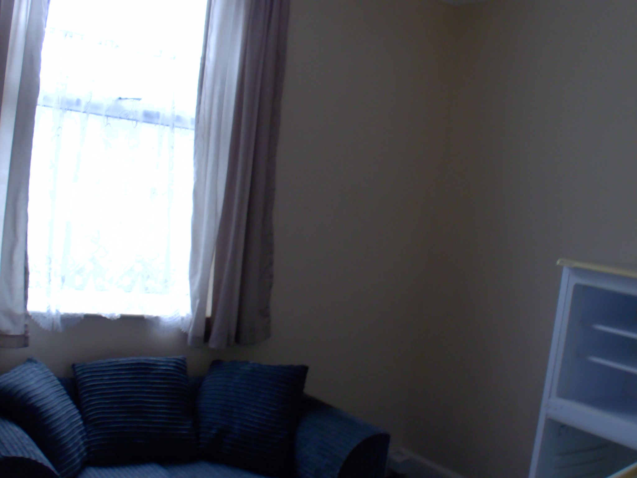 1 bedroom bedsit flat/apartment To Let in Holyhead - Photograph 4.