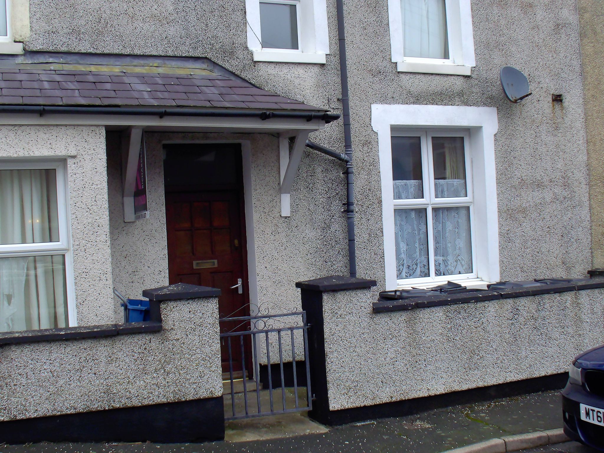 1 bedroom bedsit flat/apartment To Let in Holyhead - Photograph 1.