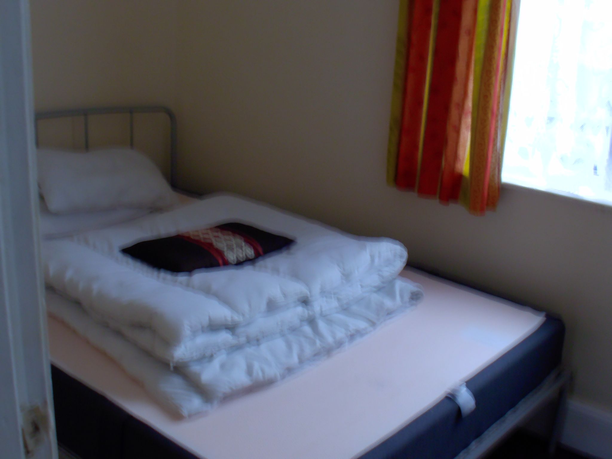 1 bedroom bedsit flat/apartment To Let in Holyhead - Photograph 3.