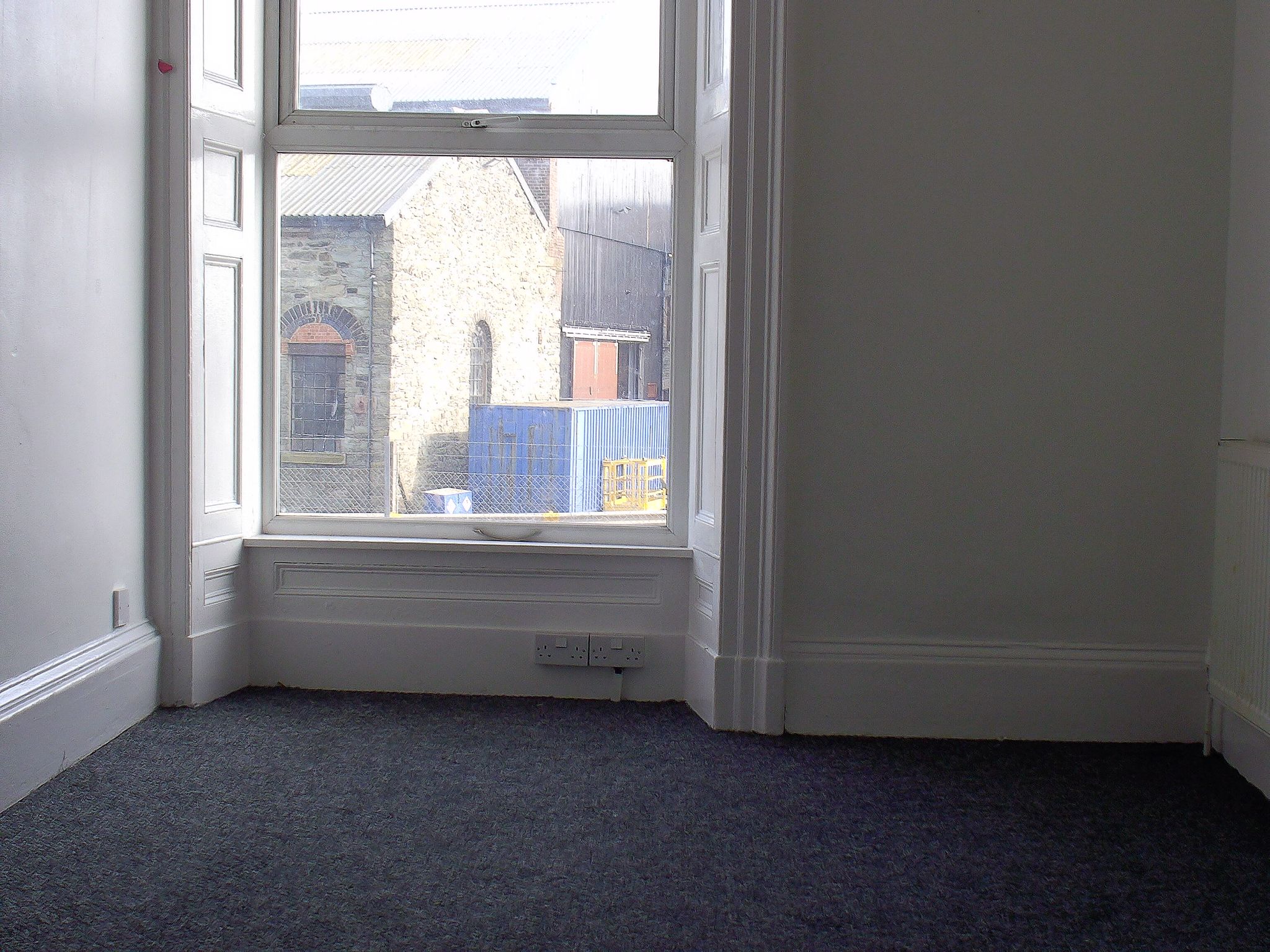 5 bedroom mid terraced house For Sale in Holyhead - Photograph 5.