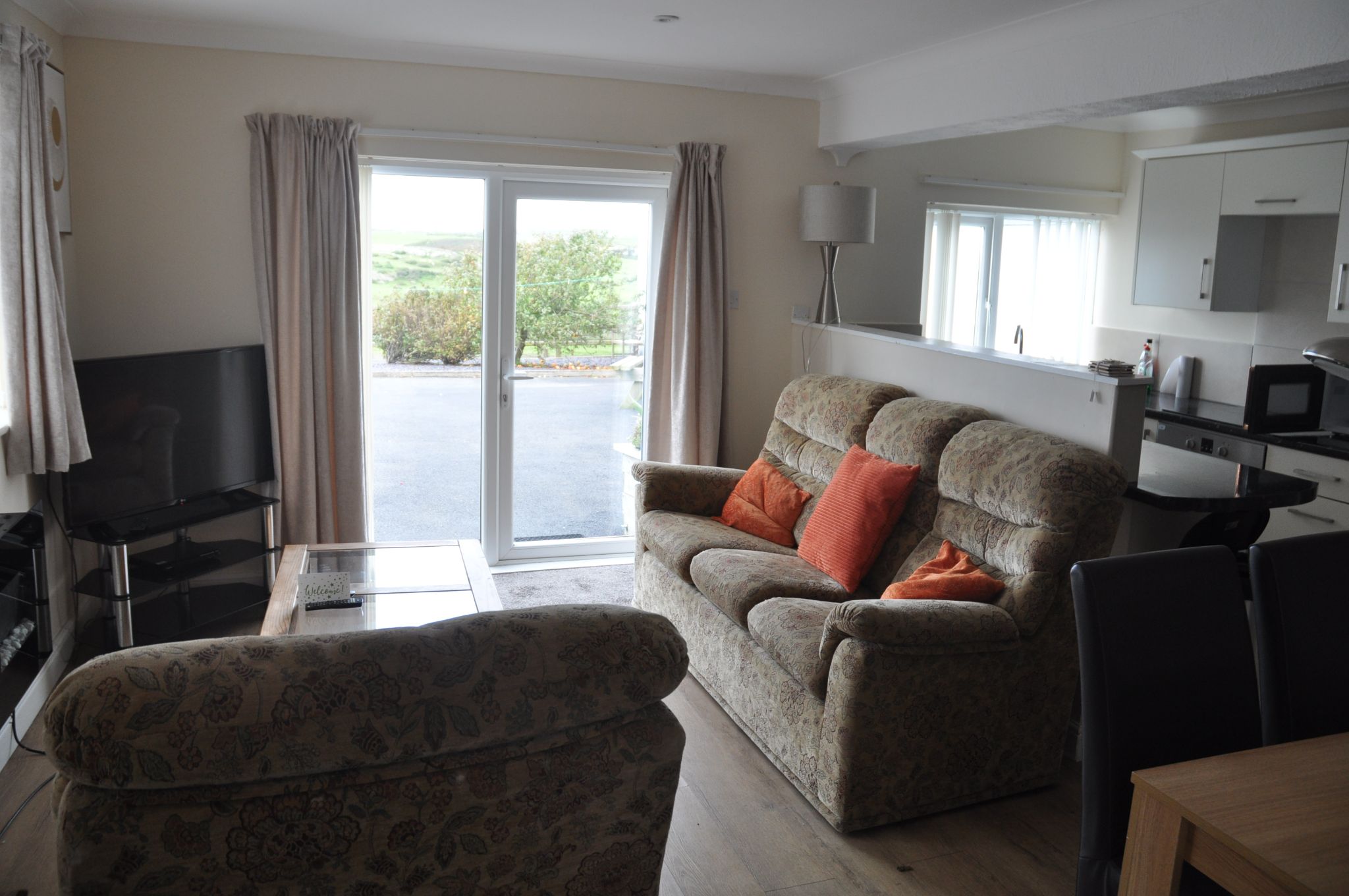 2 bedroom ground floor flat/apartment To Let in Holyhead - Property photograph.