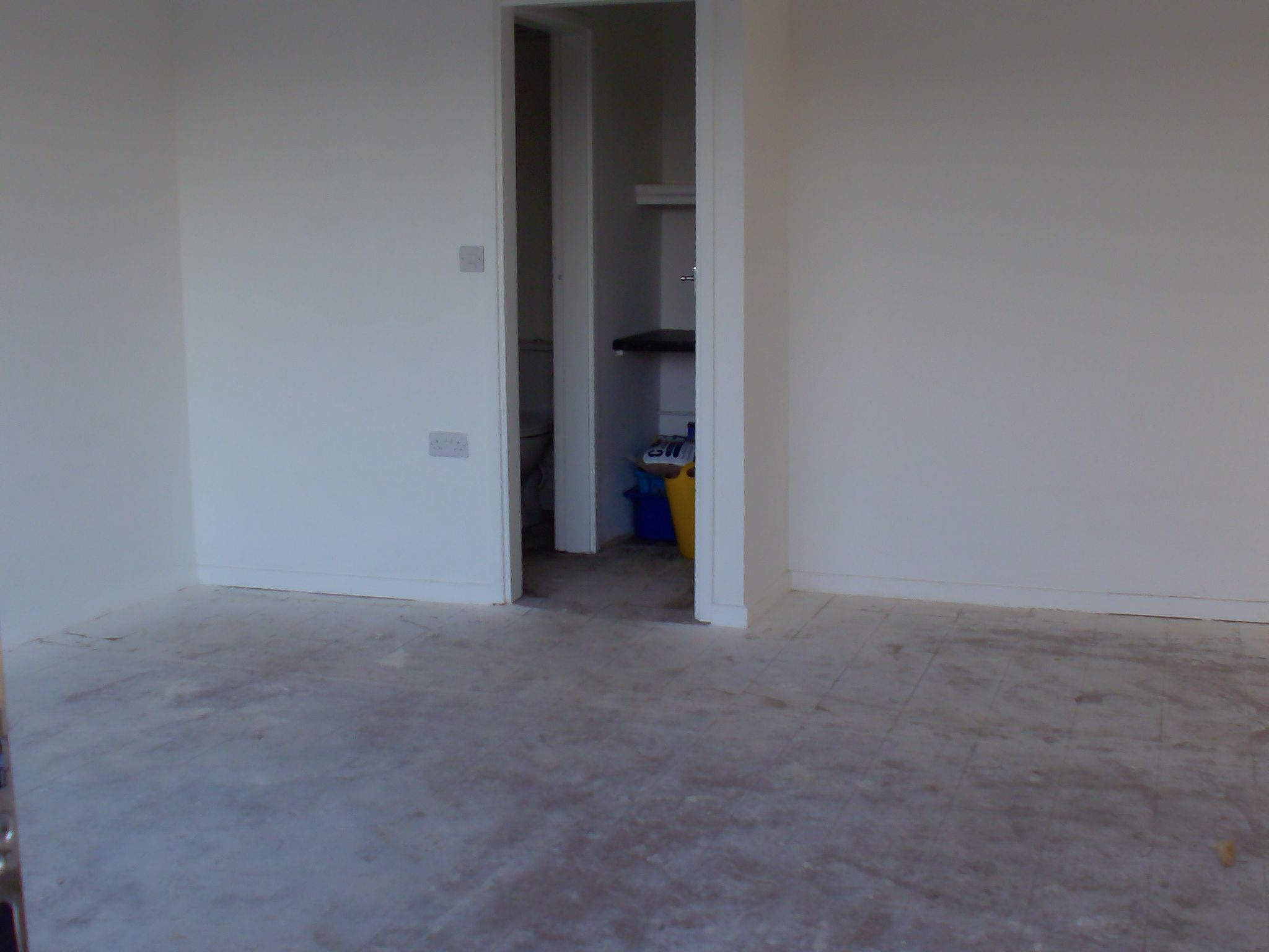 Shop To Let in Holyhead - Photograph 3.