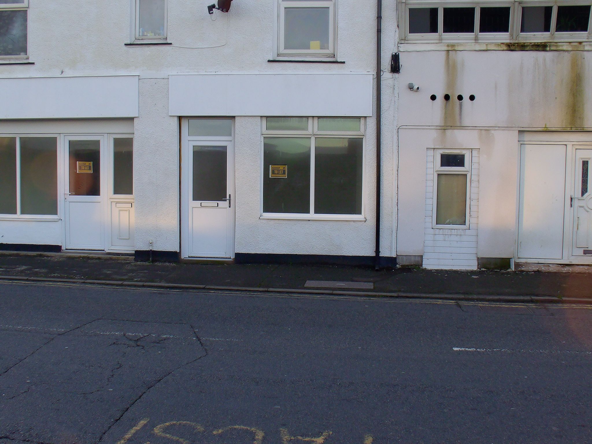 Shop To Let in Holyhead - Photograph 1.