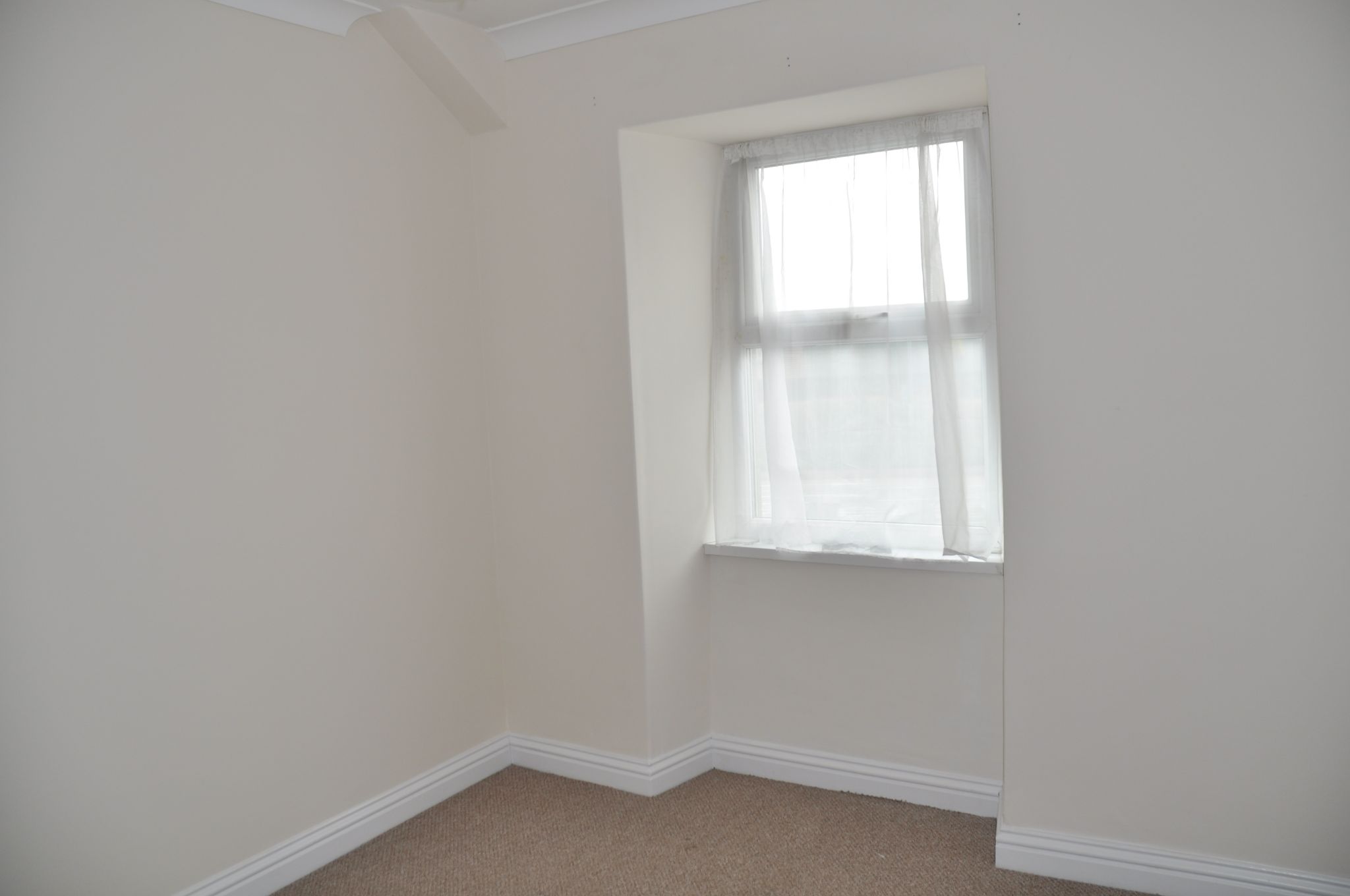 3 bedroom mid terraced house For Sale in Holyhead - Photograph 6.