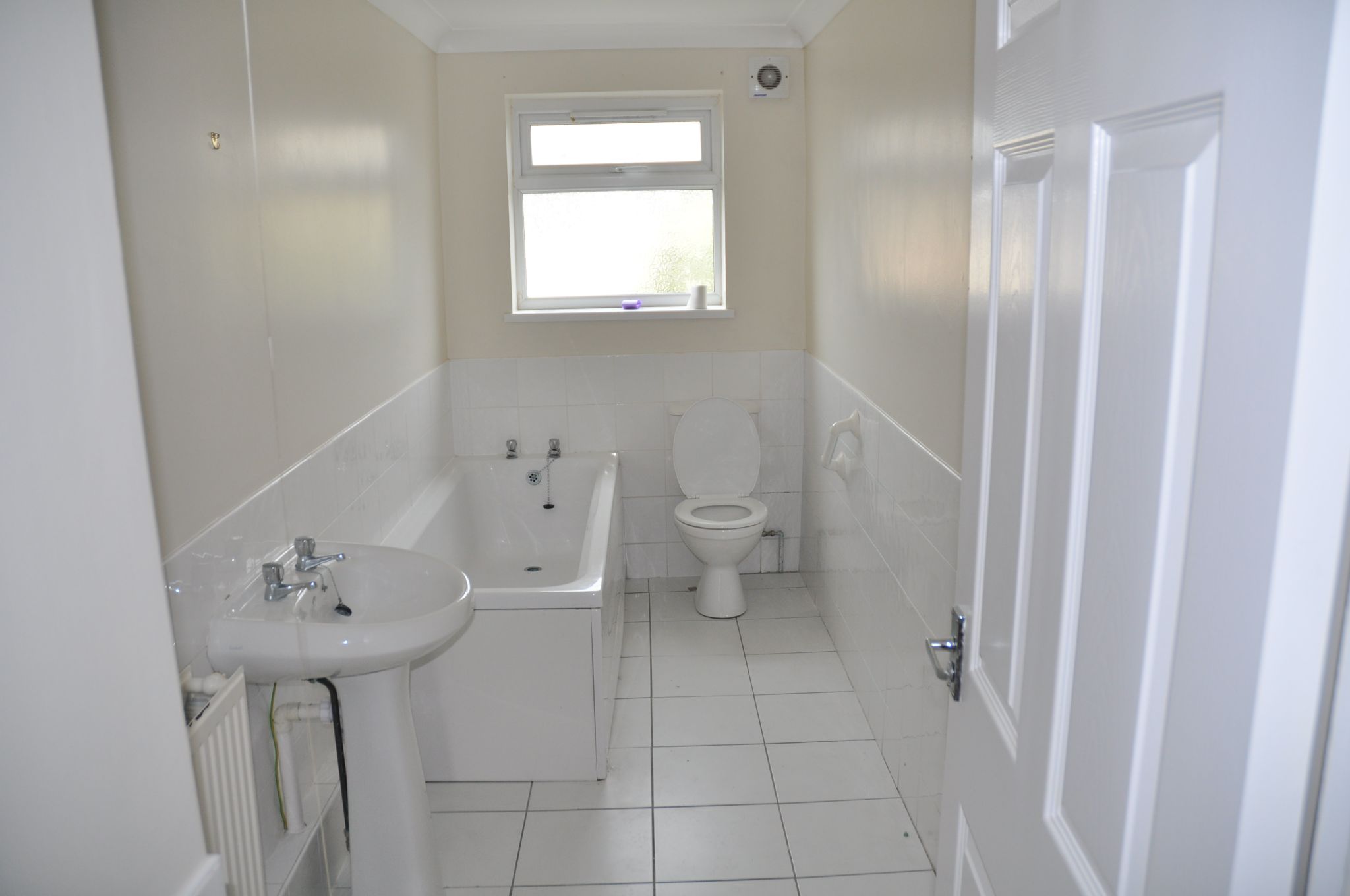 3 bedroom mid terraced house For Sale in Holyhead - Photograph 5.