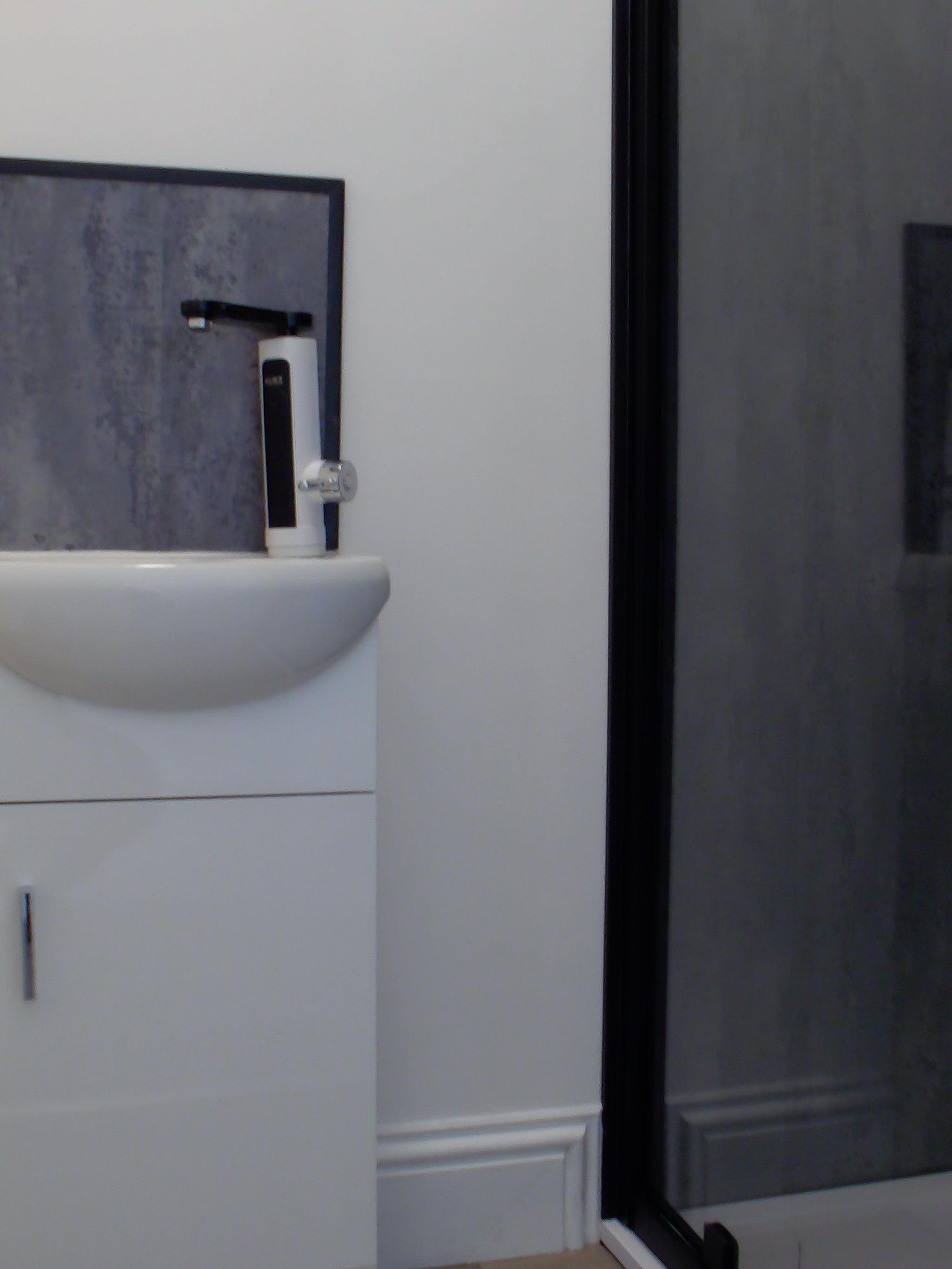 1 bedroom detached bungalow To Let in Llandudno - Photograph 8.