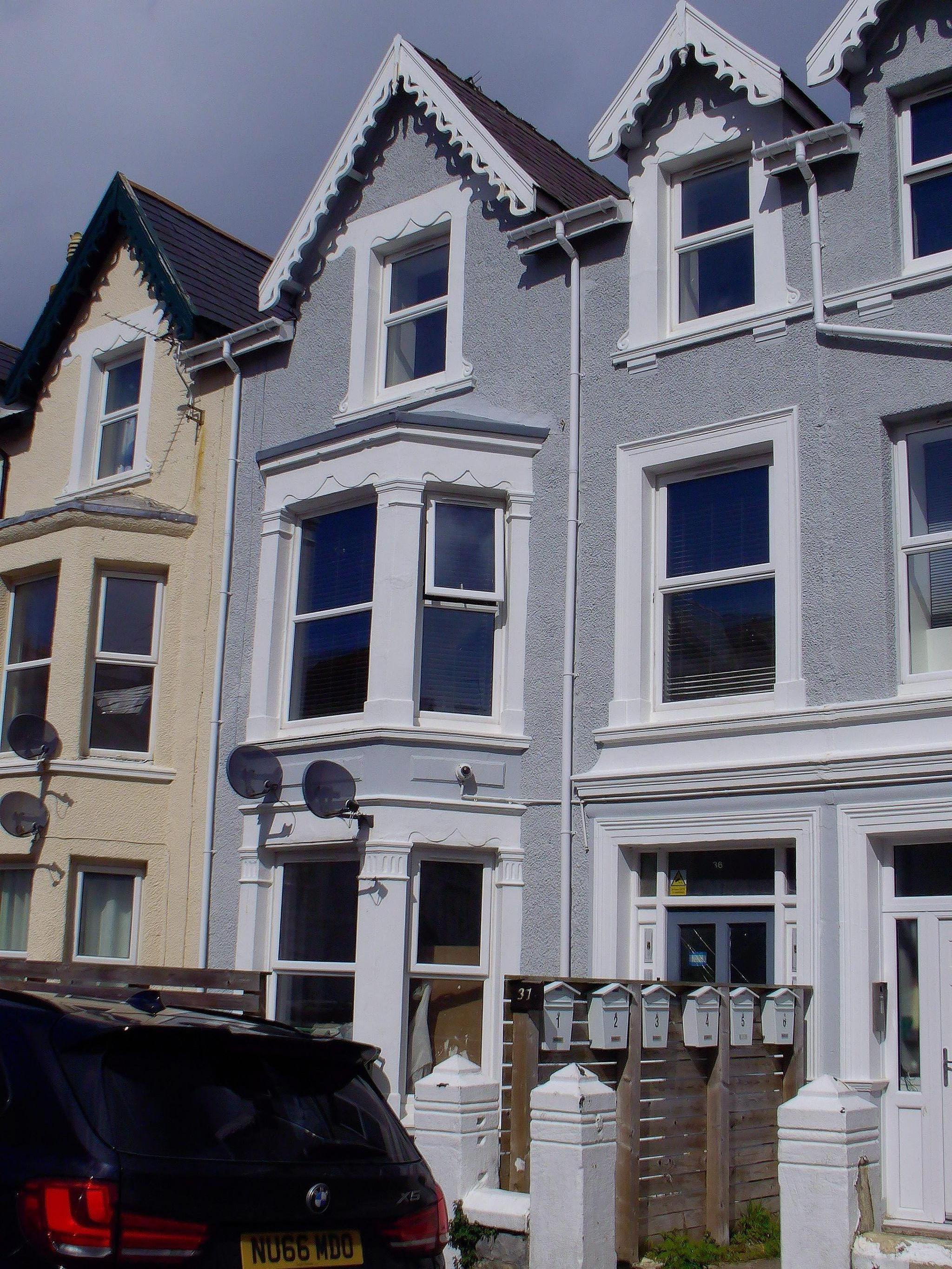 1 bedroom detached bungalow To Let in Llandudno - Property photograph.