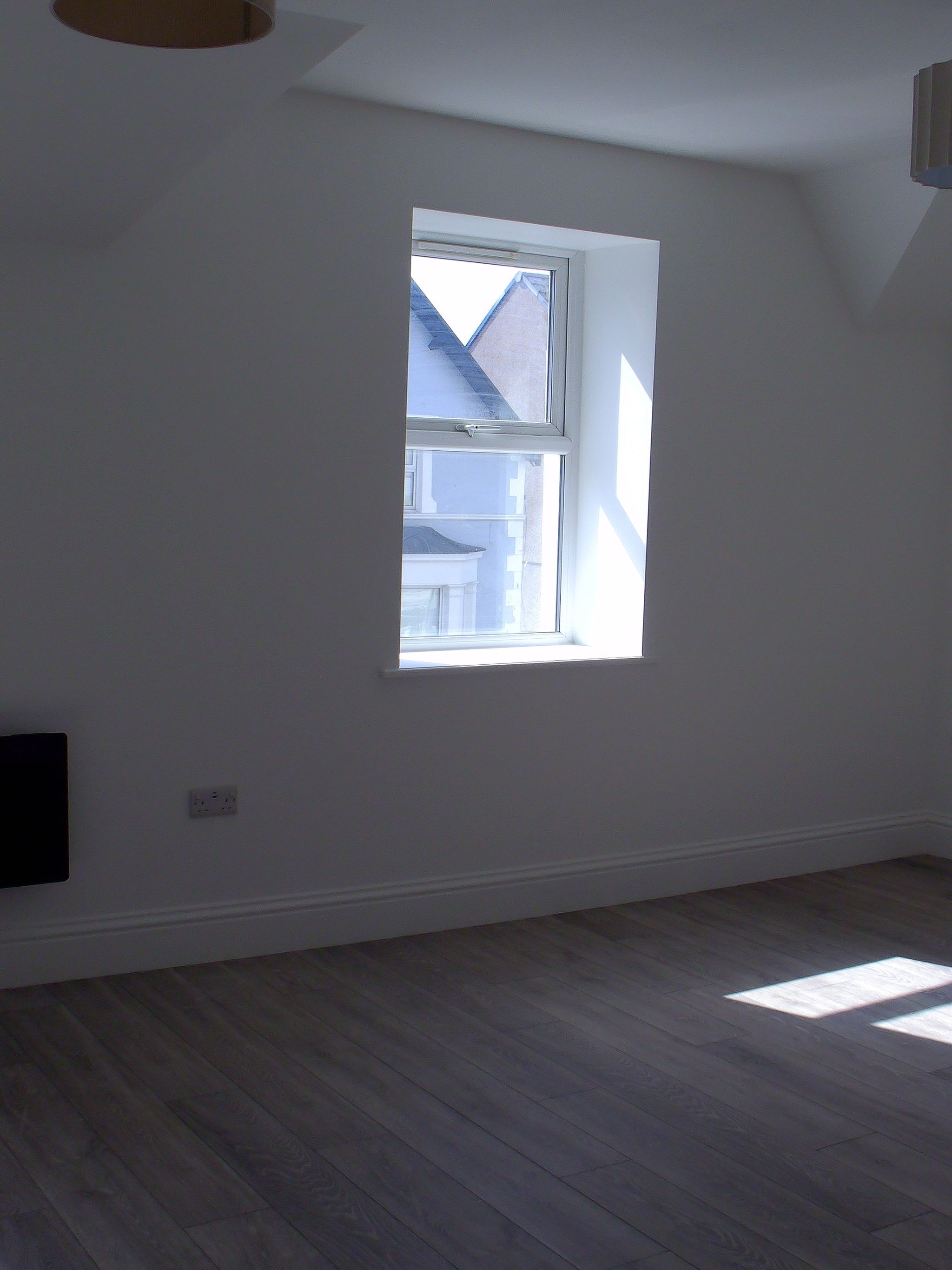 1 bedroom detached bungalow To Let in Llandudno - Photograph 4.