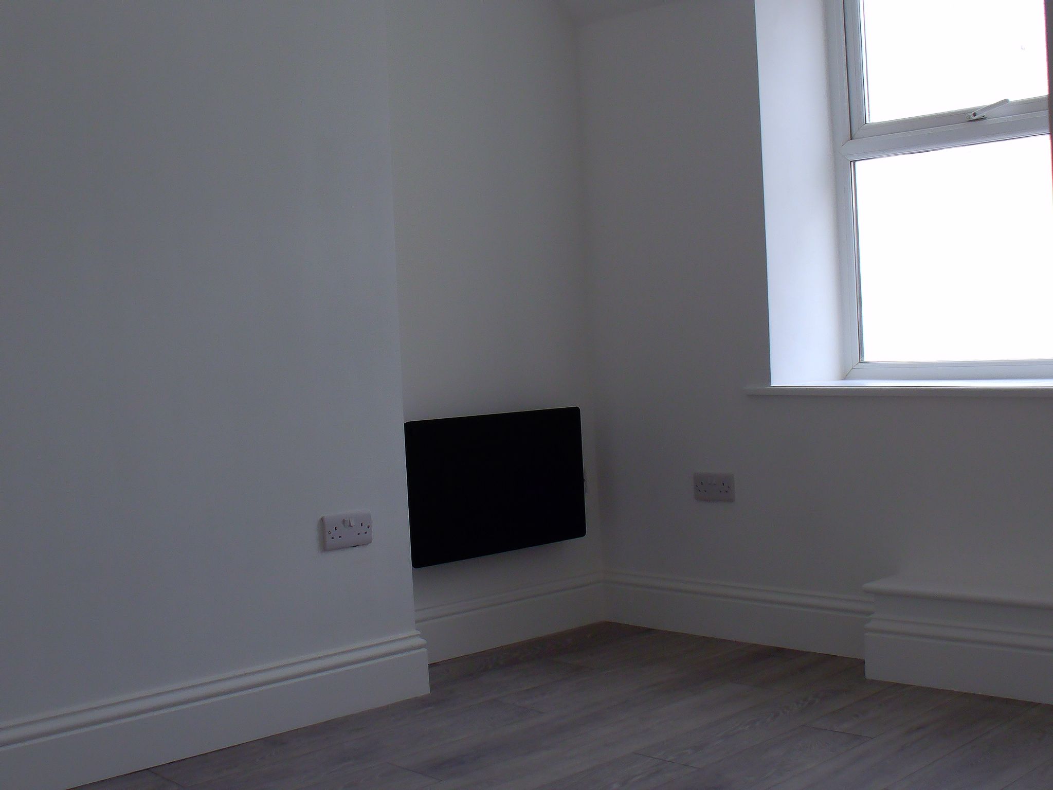 1 bedroom detached bungalow To Let in Llandudno - Photograph 6.