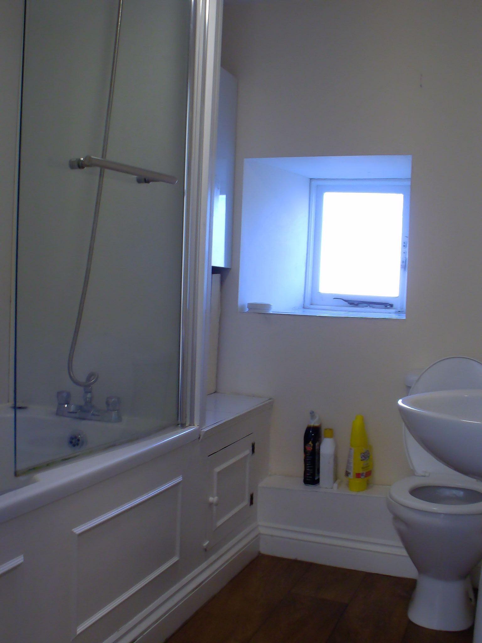 3 bedroom flat flat/apartment To Let in Holyhead - Photograph 5.