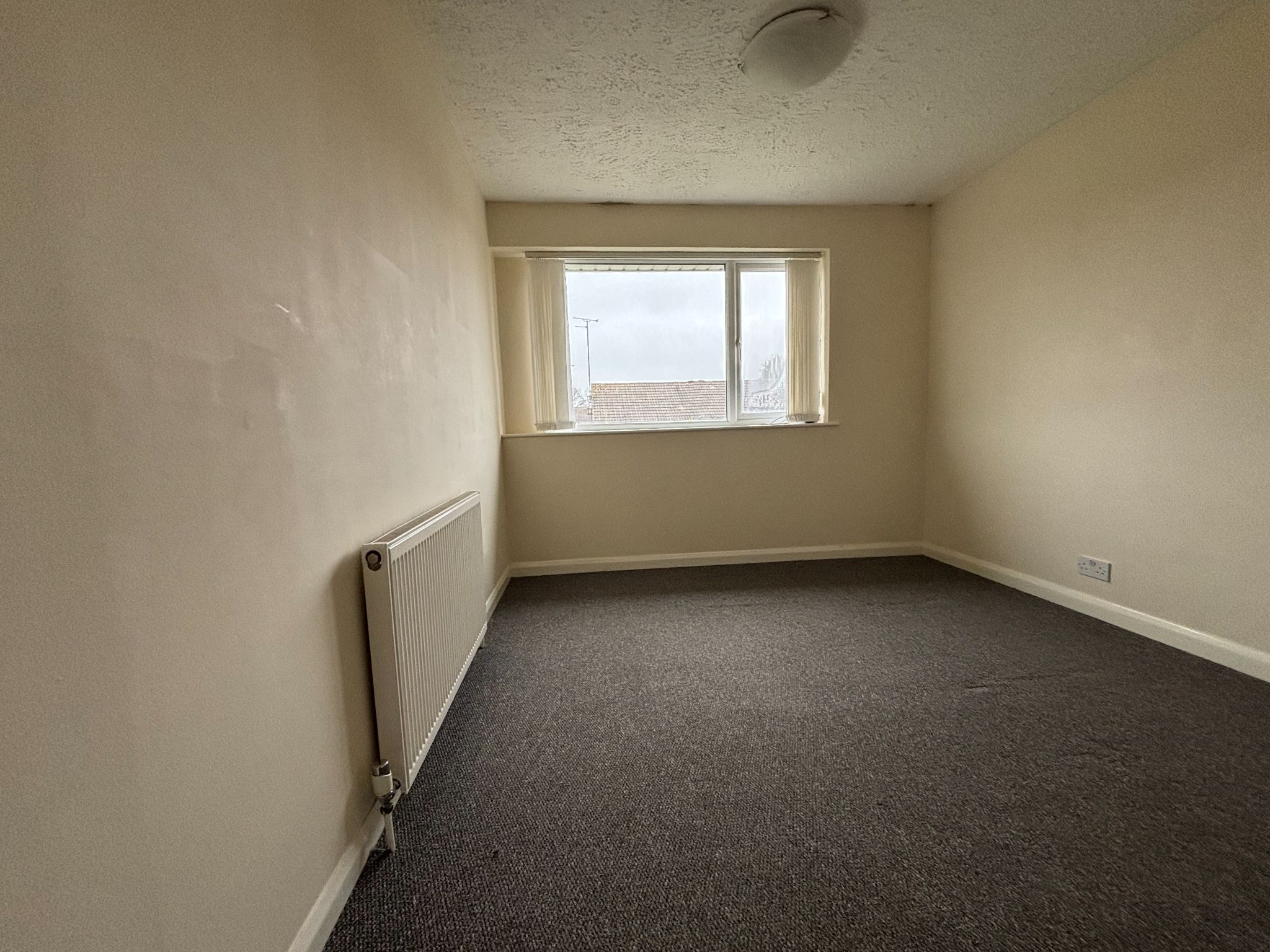 3 bedroom semi-detached house To Let in Bedworth - Bed 1,1.