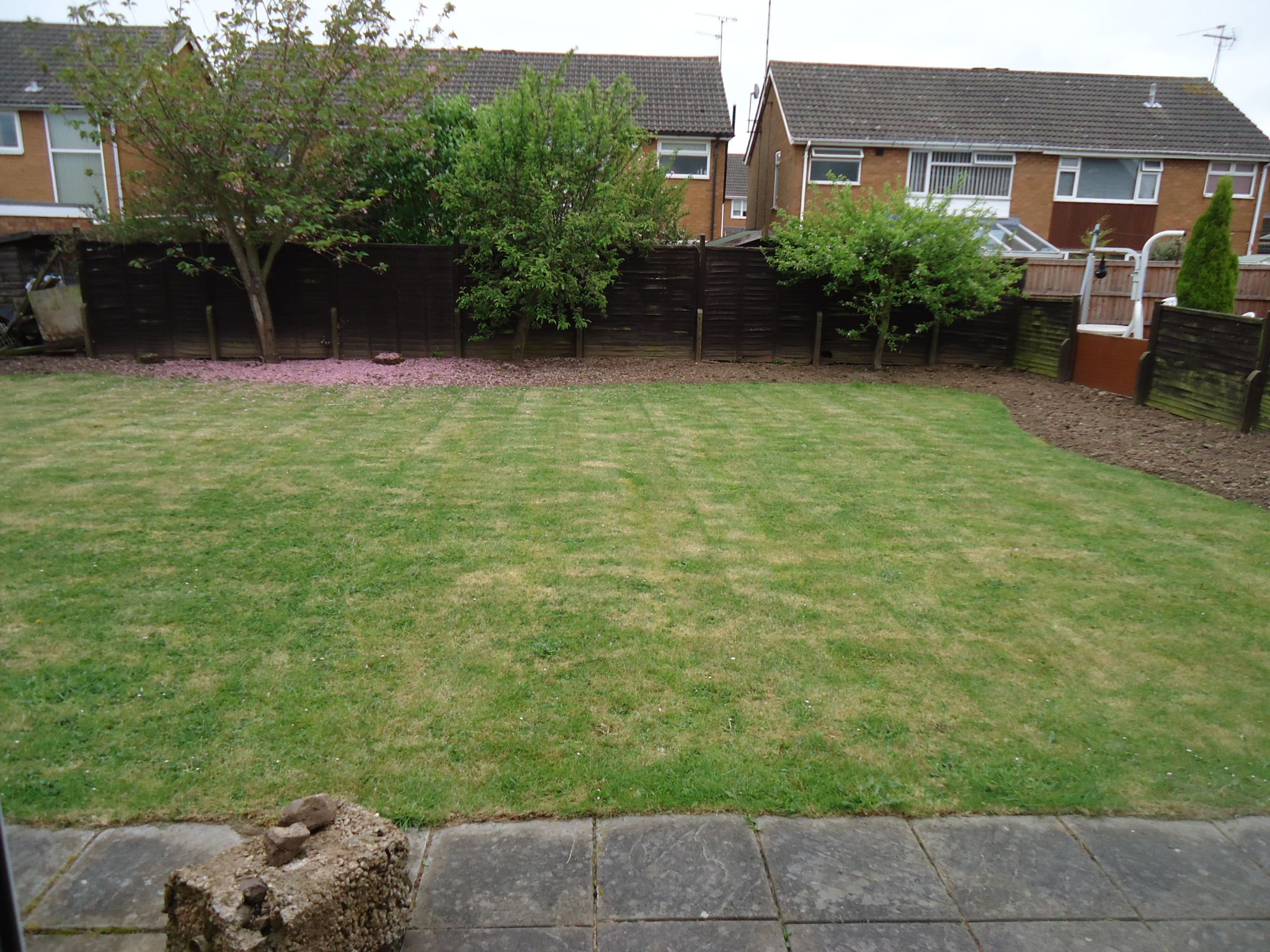 3 bedroom semi-detached house To Let in Bedworth - Garden.