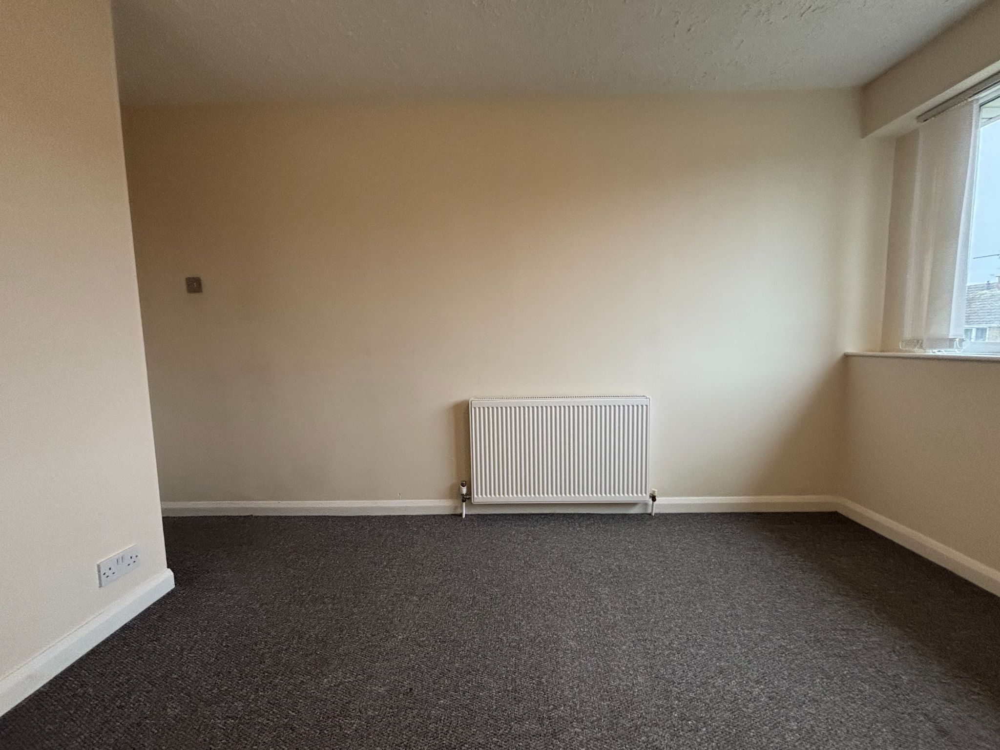 3 bedroom semi-detached house To Let in Bedworth - Bed 1,2.