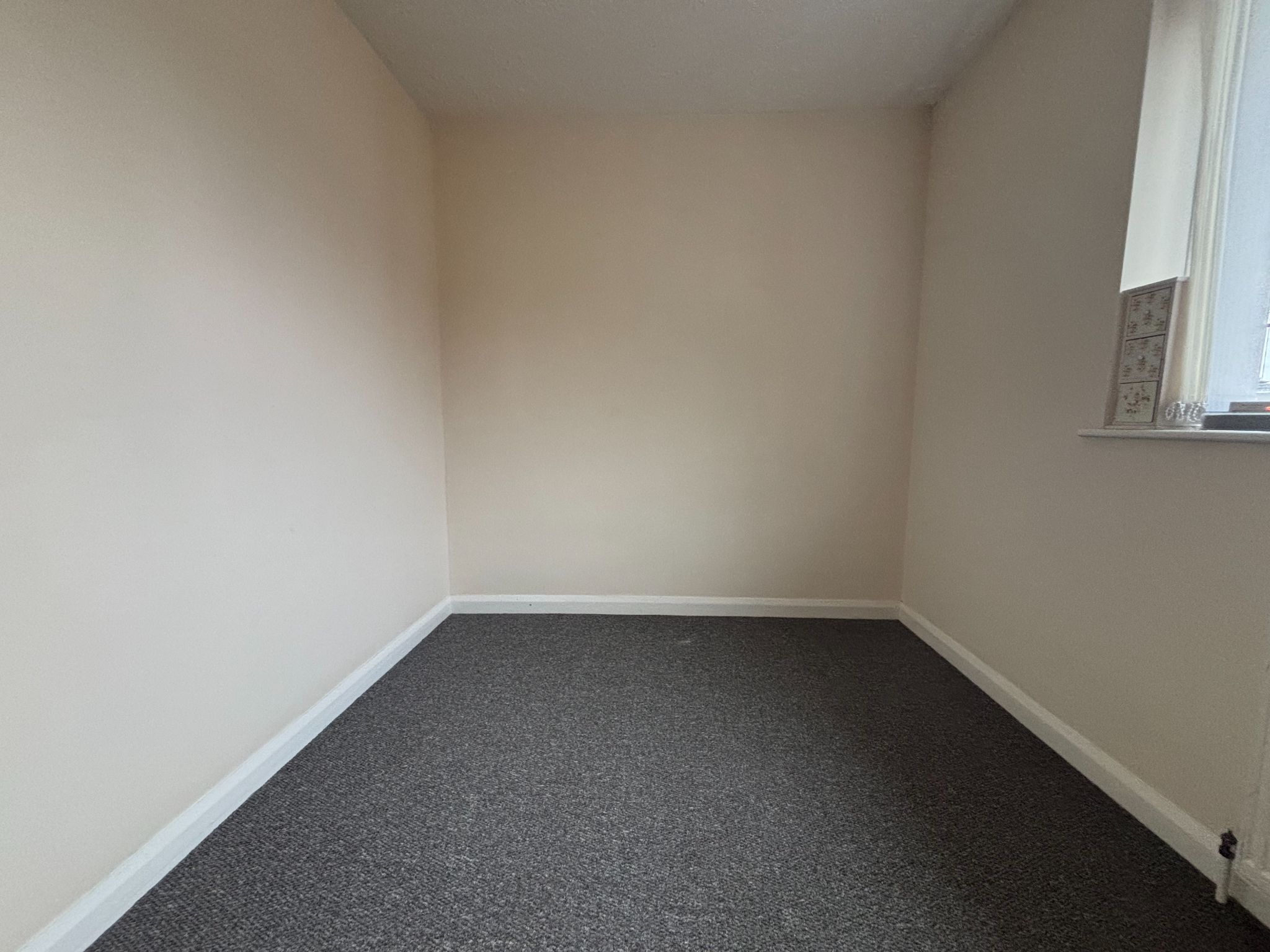 3 bedroom semi-detached house To Let in Bedworth - Bed 3.