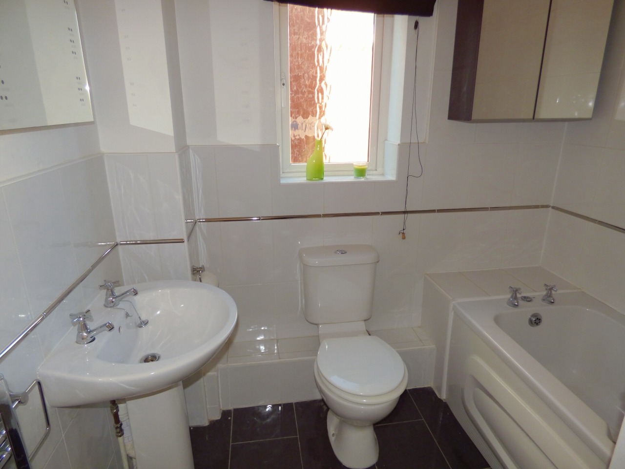 2 bedroom mid terraced house Let in Coventry - Photograph 3.