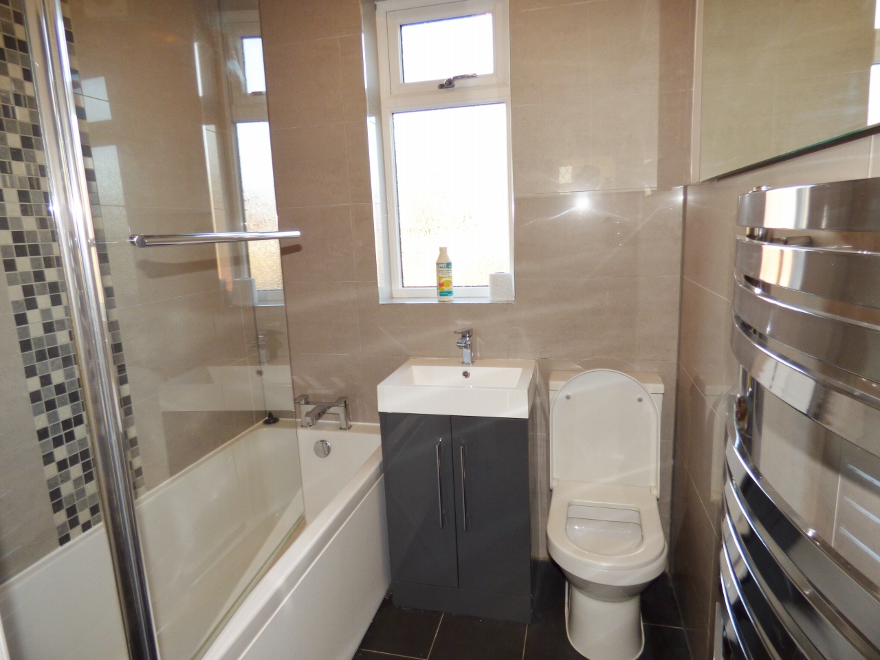 3 bedroom mid terraced house Let in Coventry - Photograph 2.