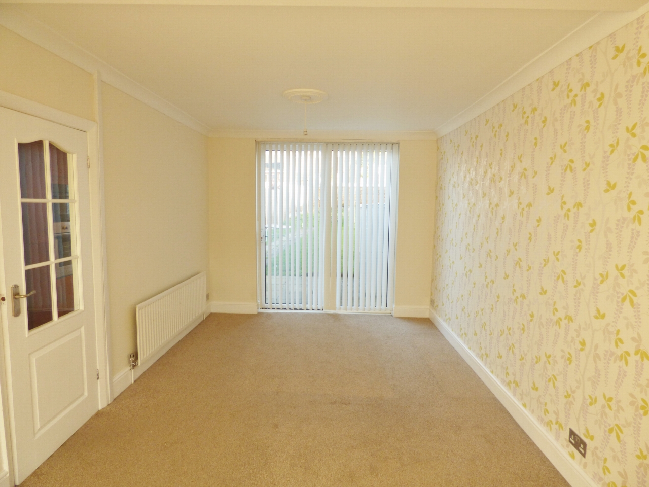 3 bedroom mid terraced house Let in Coventry - Photograph 4.