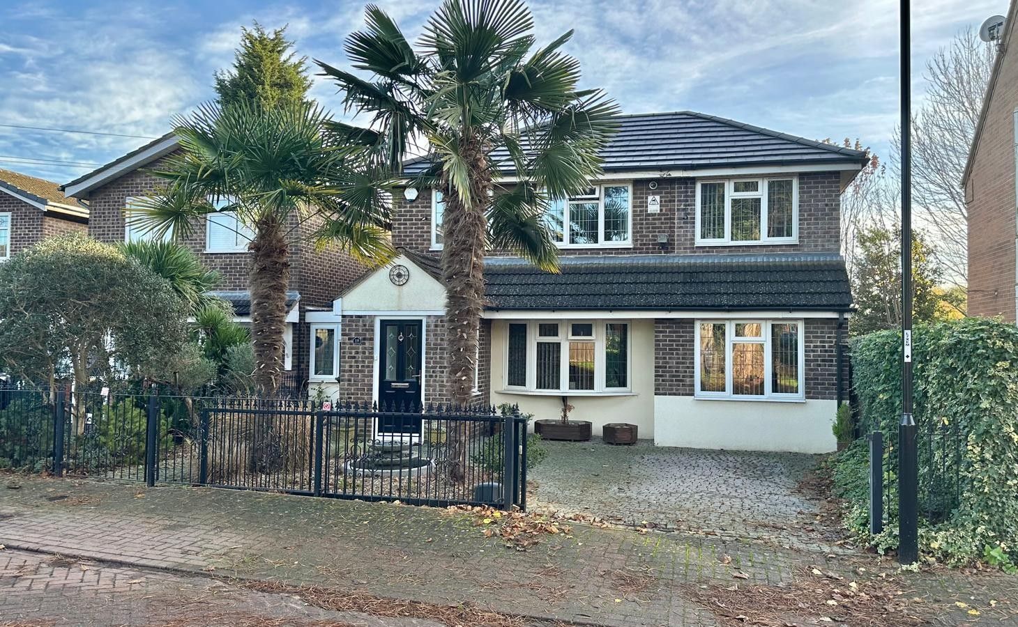 3 bedroom detached house For Sale in Coventry - Photograph 1.