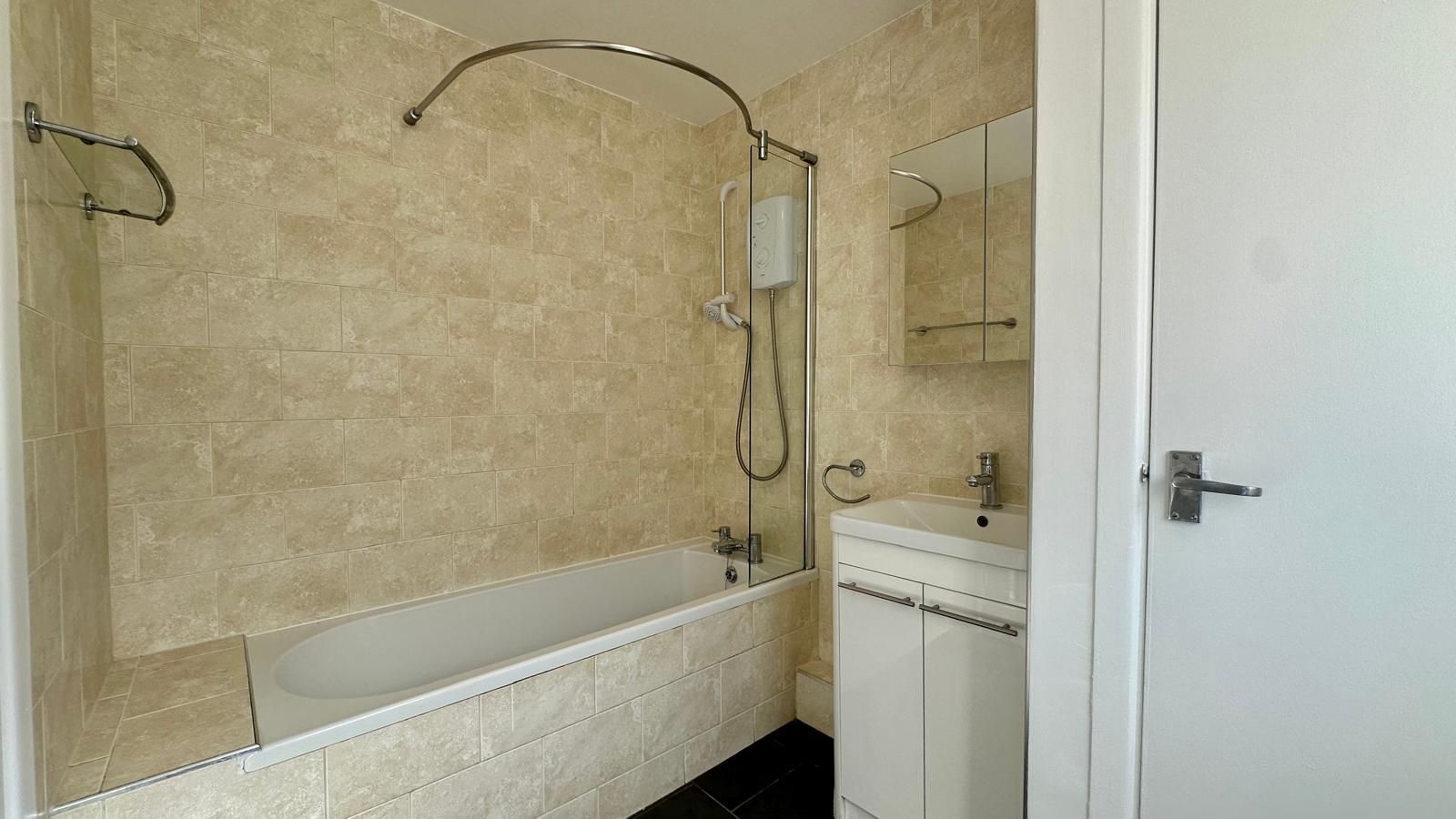 2 bedroom semi-detached bungalow To Let in Coventry - Bath 2.