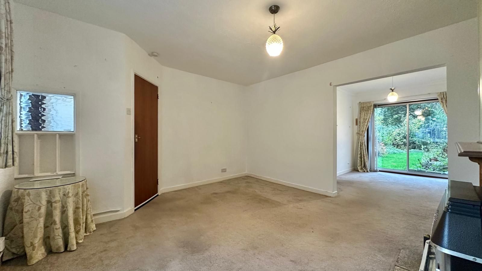 3 bedroom semi-detached house For Sale in Coventry - Photograph 5.