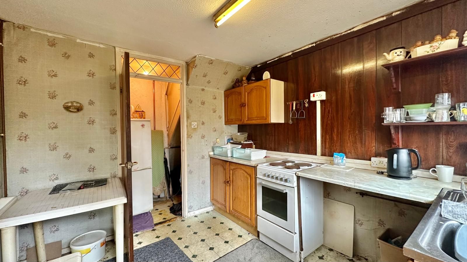 3 bedroom semi-detached house For Sale in Bedworth - Photograph 6.