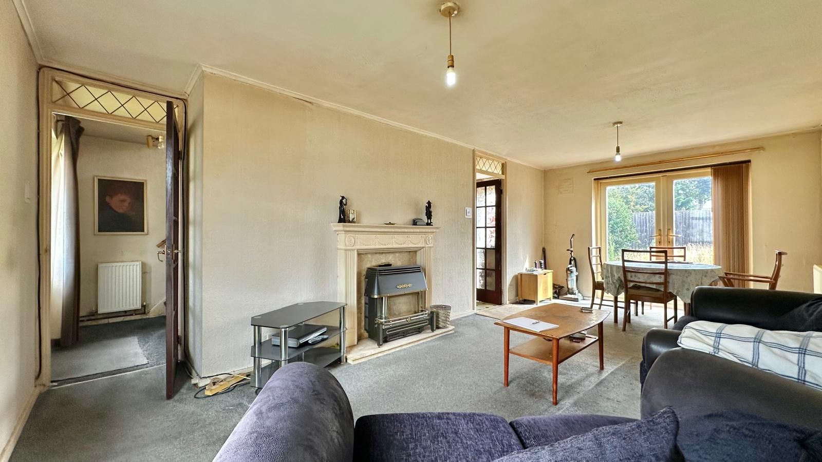 3 bedroom semi-detached house For Sale in Bedworth - Photograph 2.