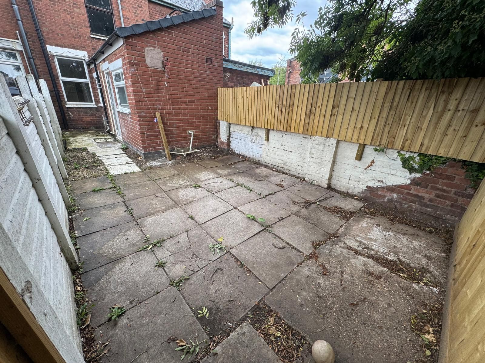 2 bedroom mid terraced house Let in Coventry - garden.