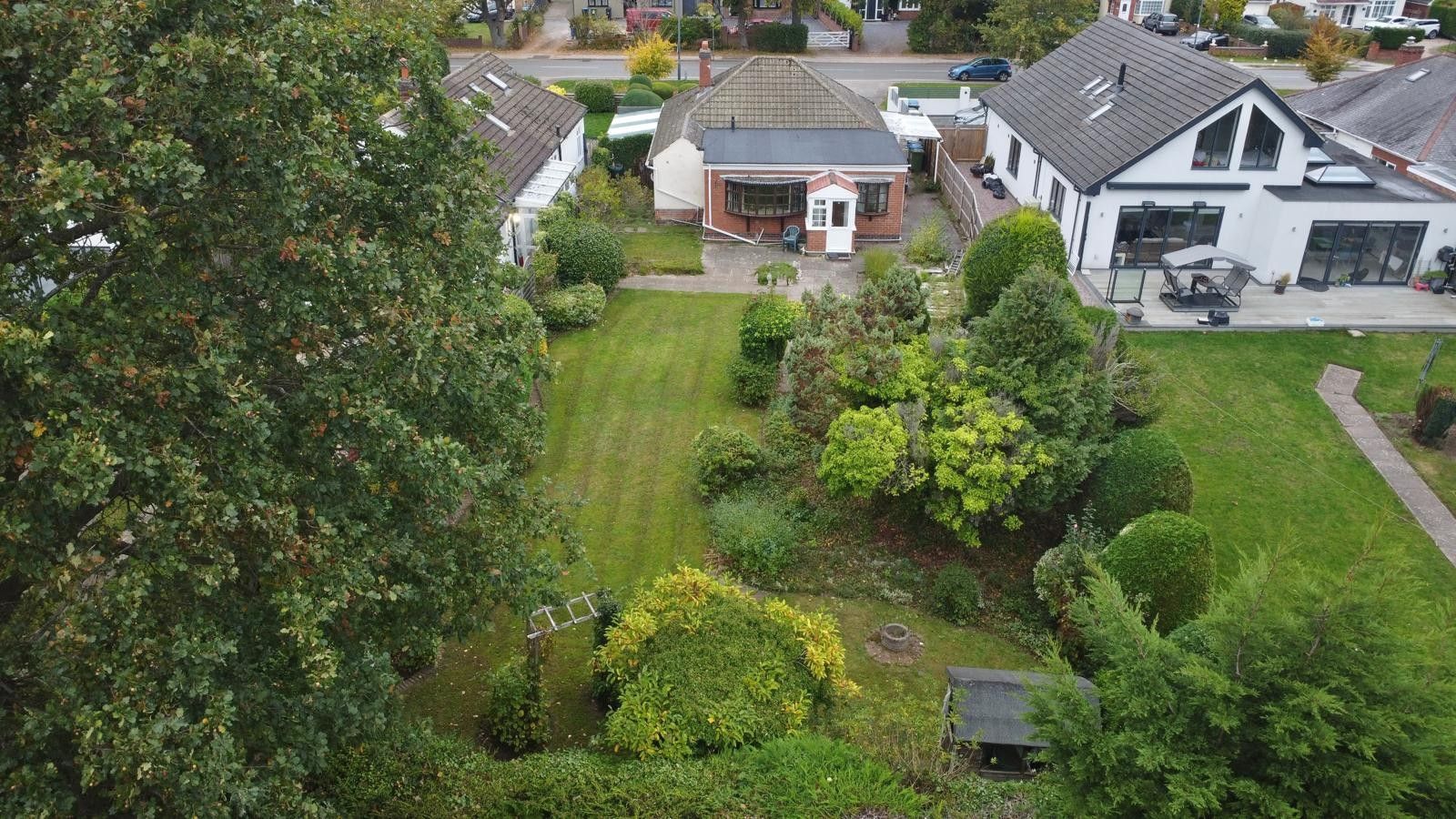3 bedroom detached bungalow For Sale in Coventry - Photograph 2.
