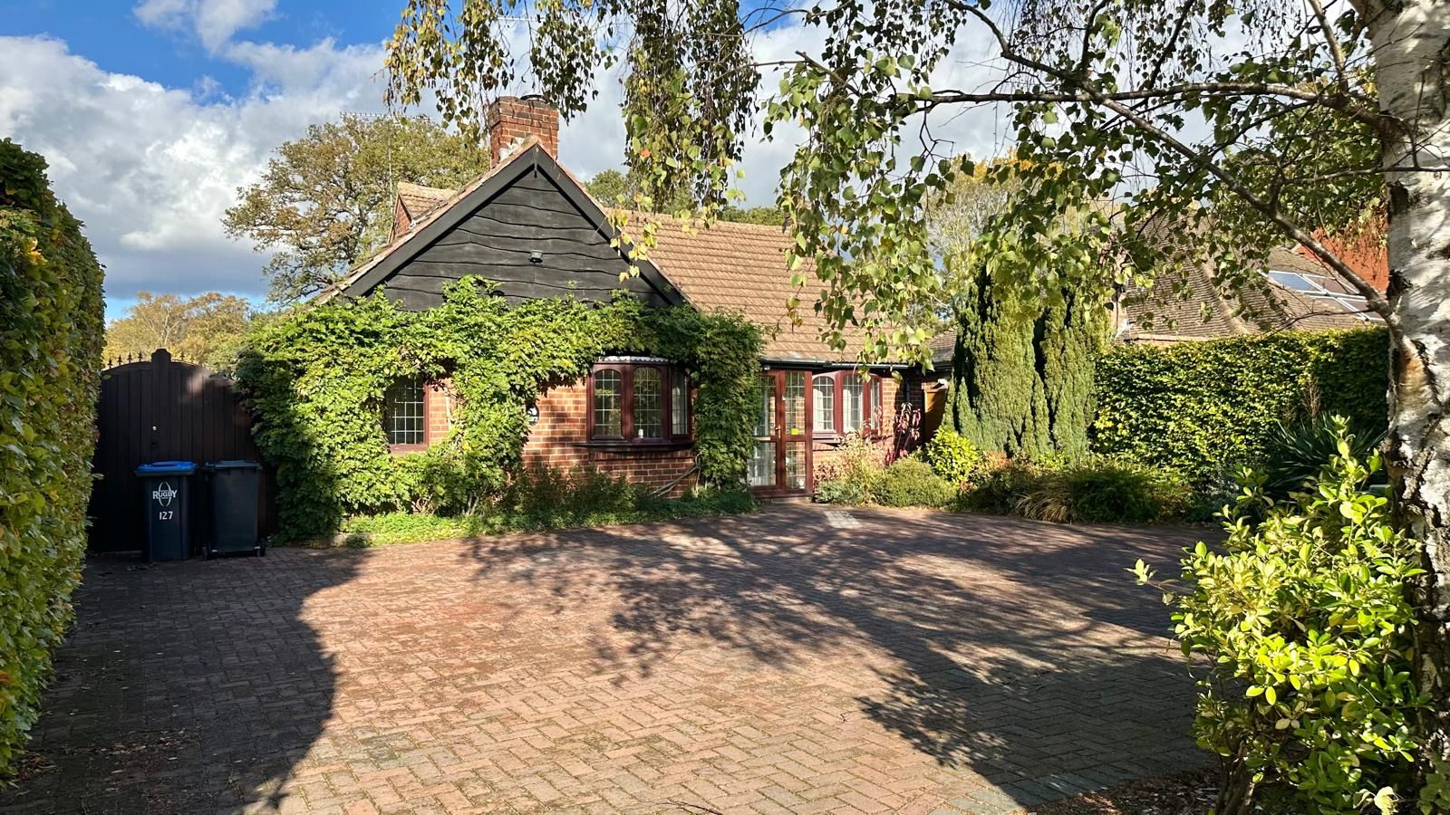 3 bedroom detached bungalow For Sale in Coventry - Photograph 1.