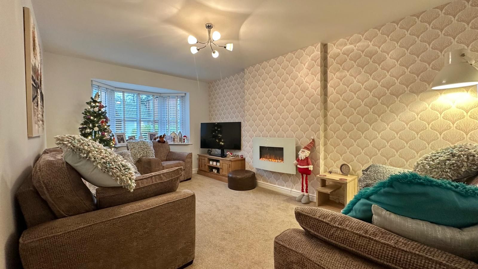 3 bedroom detached house For Sale in Coventry - Photograph 7.