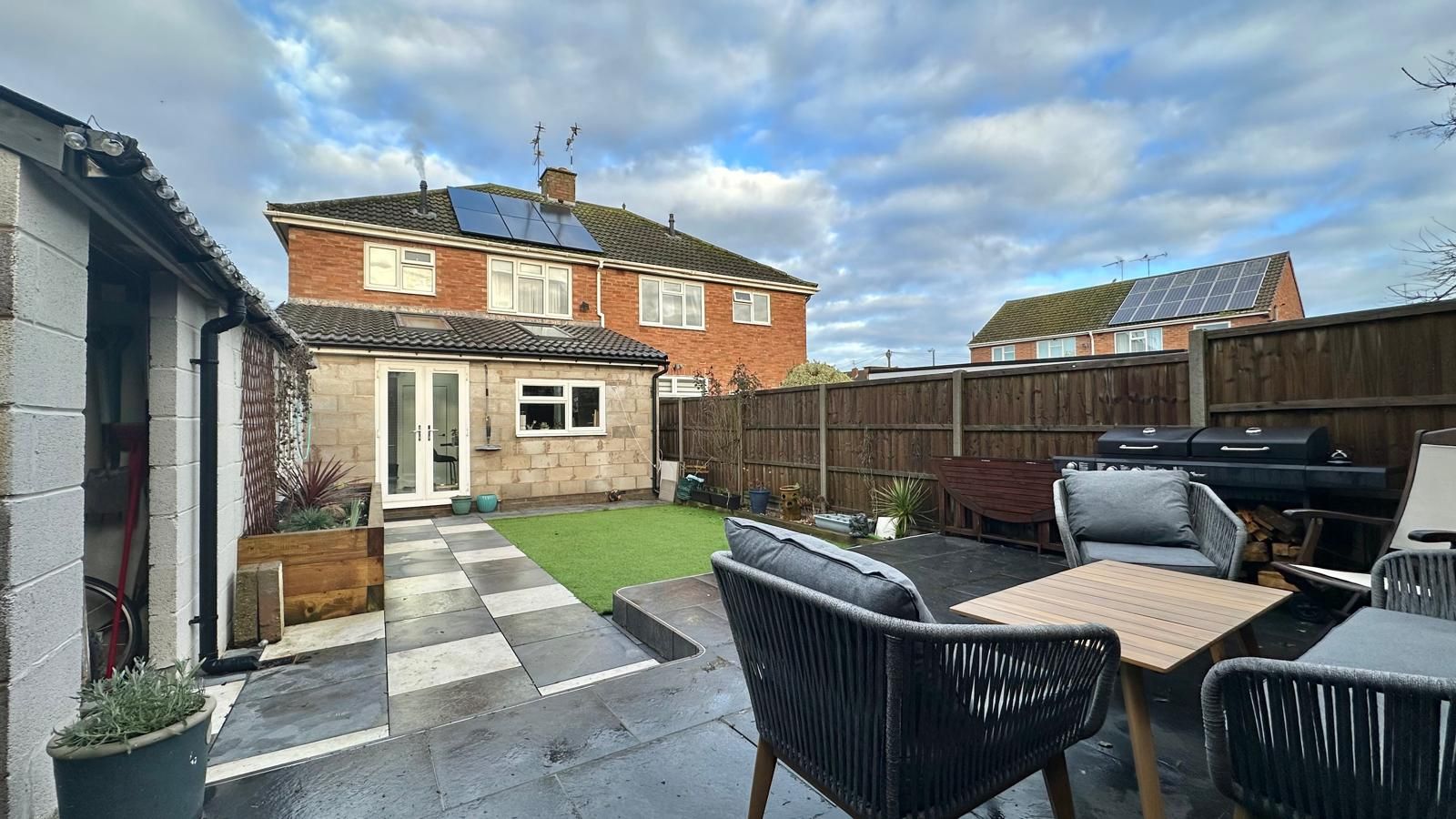 3 bedroom semi-detached house For Sale in Coventry - Photograph 25.