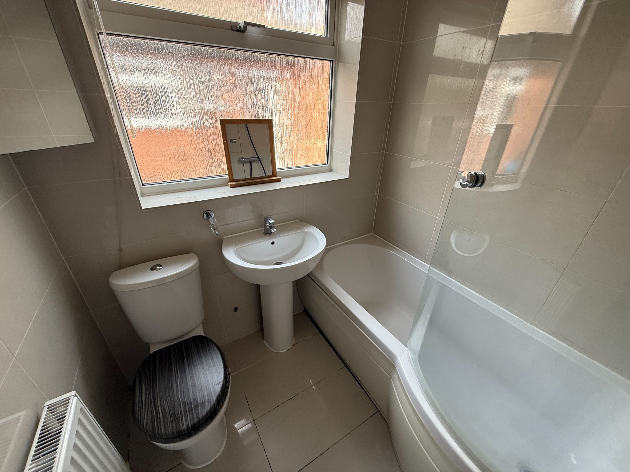 3 bedroom semi-detached bungalow To Let in Preston - Bathroom