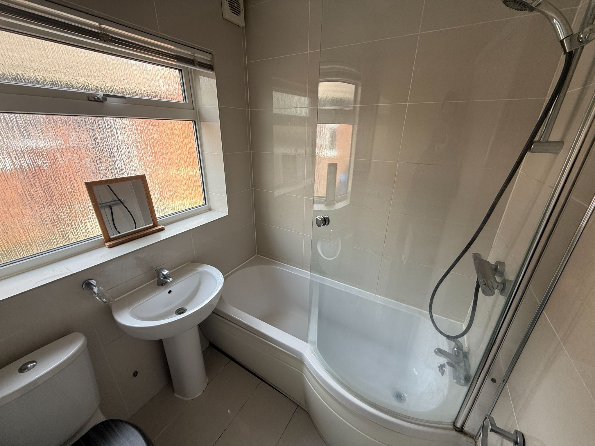 3 bedroom semi-detached bungalow To Let in Preston - Bathroom