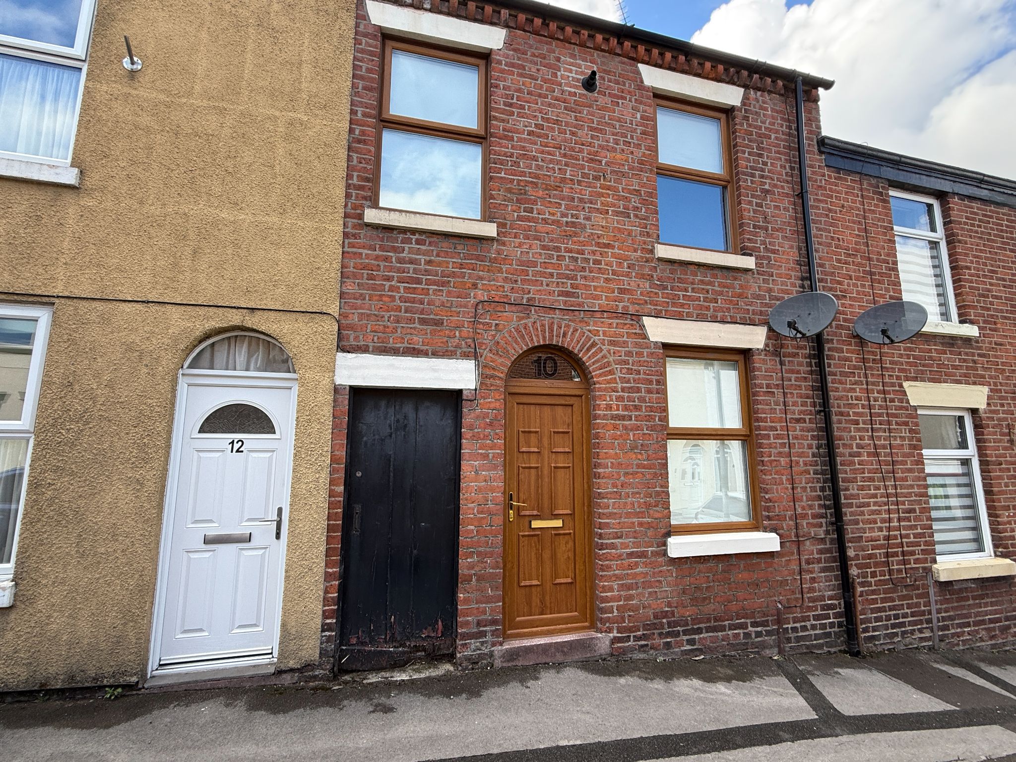 2 bedroom mid terraced house To Let in Preston - Property photograph