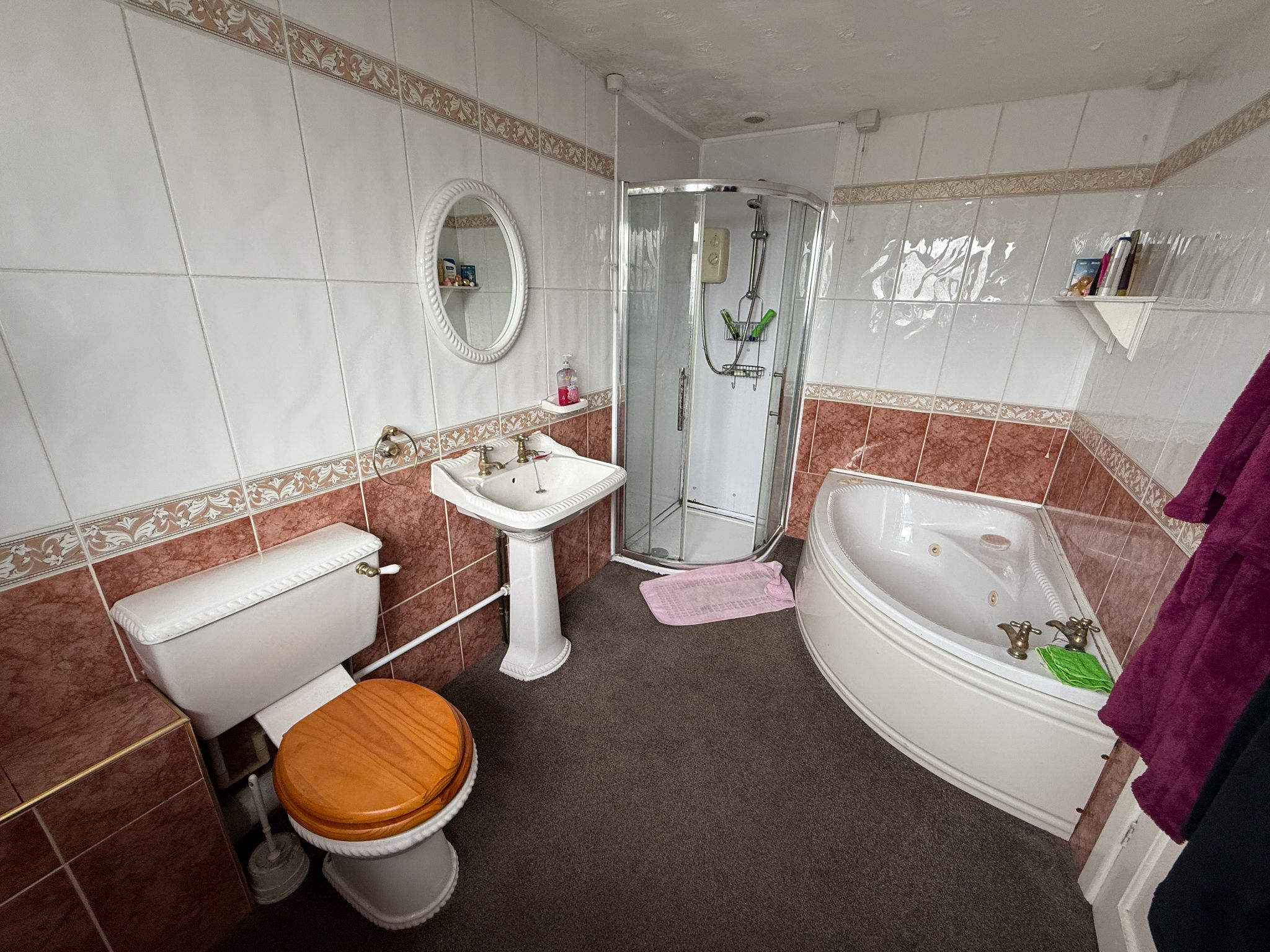 5 bedroom semi-detached house For Sale in Preston - En Suite