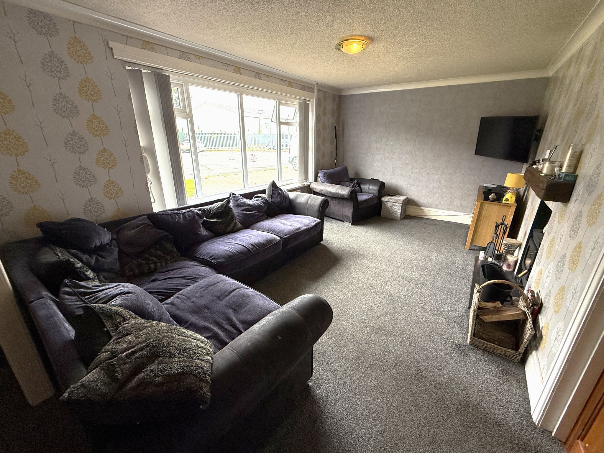 5 bedroom semi-detached house For Sale in Preston - Lounge