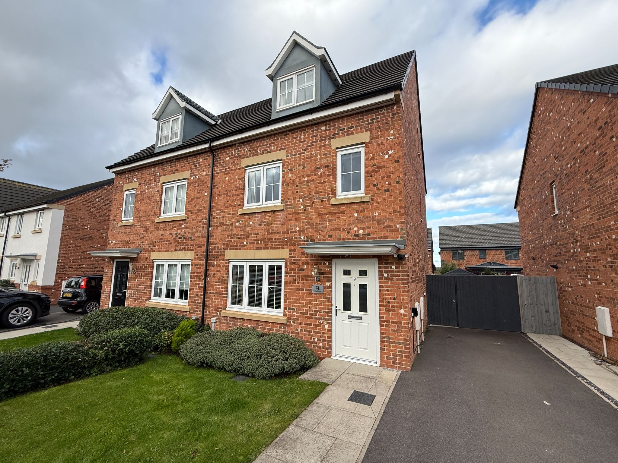 4 bedroom semi-detached house For Sale in Preston - Property photograph