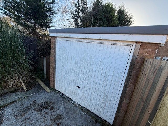 3 bedroom end terraced house For Sale in Preston - Garage