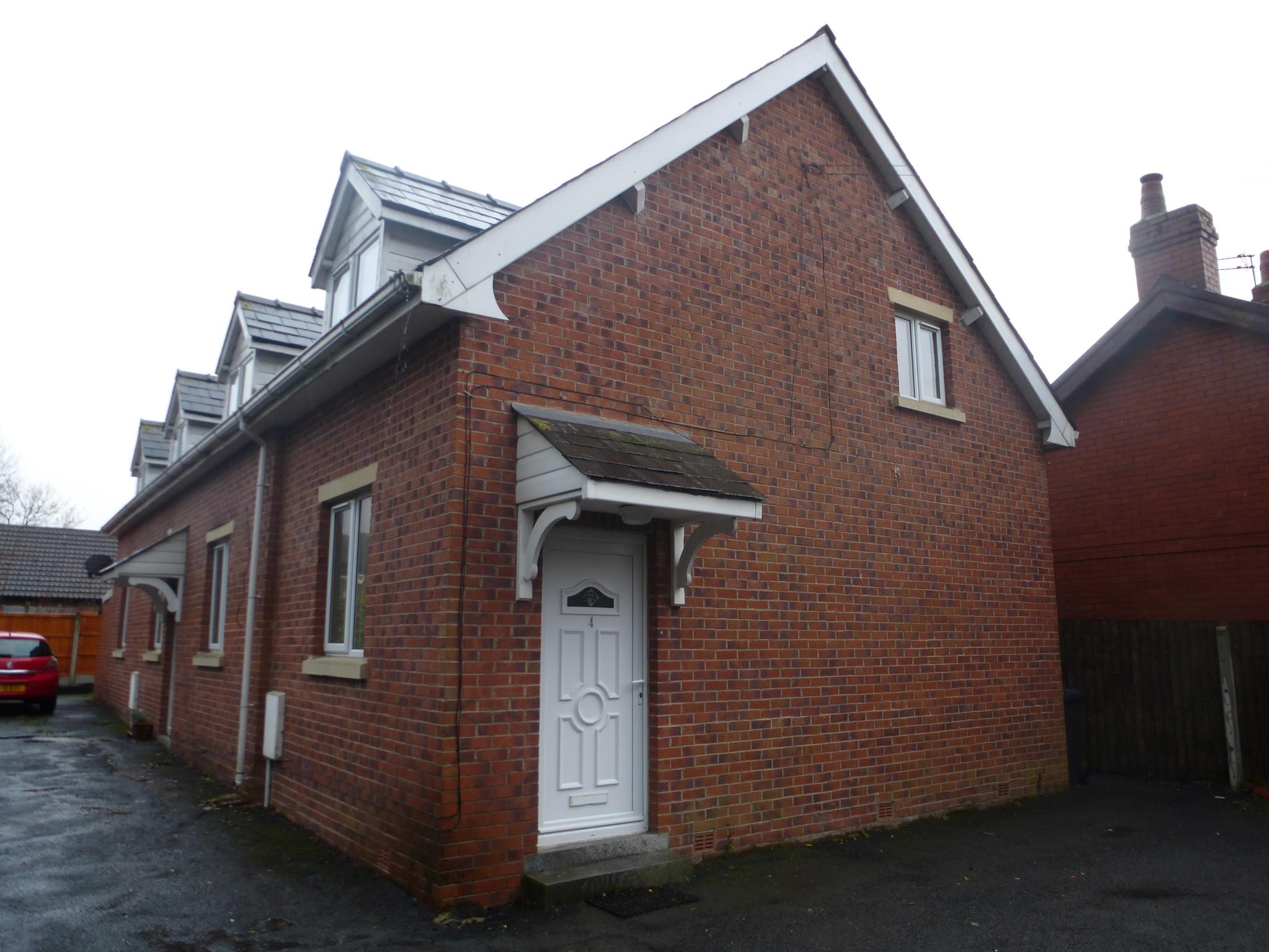 3 bedroom semi-detached house Let Agreed in Preston - Outside